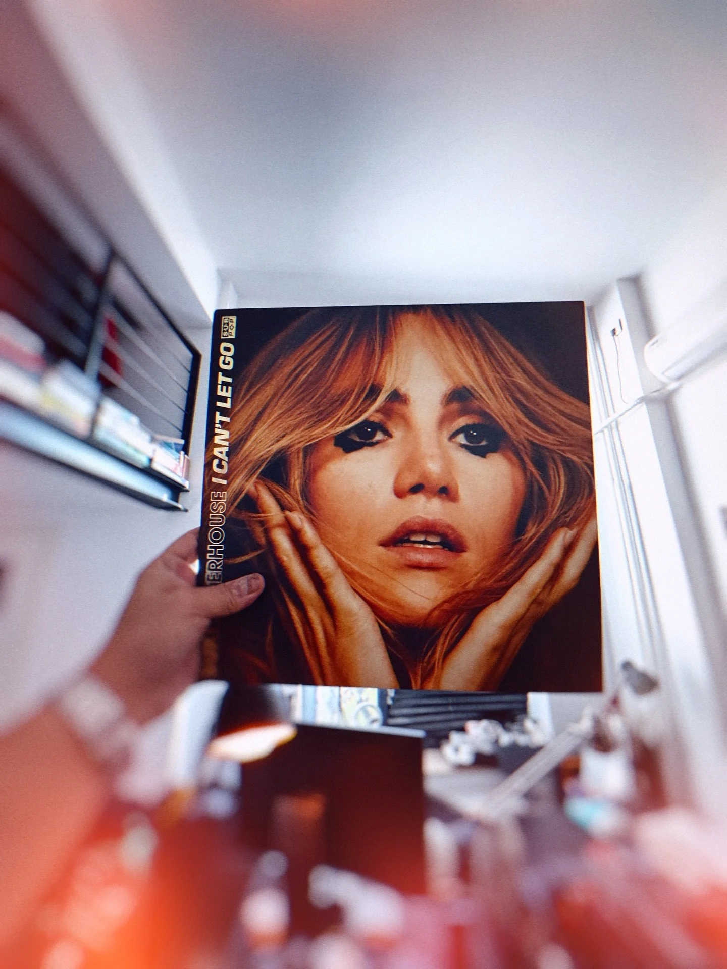E unșpe dimineața, cafeaua are gust de oboseală, iar eu &icirc;ncă &icirc;ncerc să mă adun după drumul lung din weekend. &Icirc;n căști curge Bullshit on the Internet de Suki Waterhouse și simt cum &icirc;mi apasă butonul ăla care știe c&acirc;nd m-a