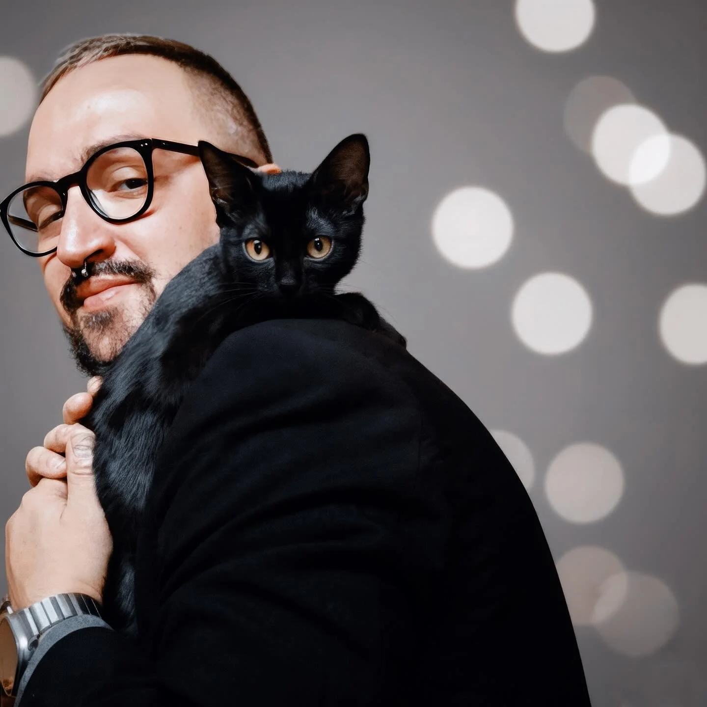 Probam și eu un sacou ca tot omul, apoi mi-a sărit ăsta mic &icirc;n brațe. Voiam să fac c&acirc;teva poze să le trimit unei prietene. Miau, miau și hopa sus. Na și poză spontană.
