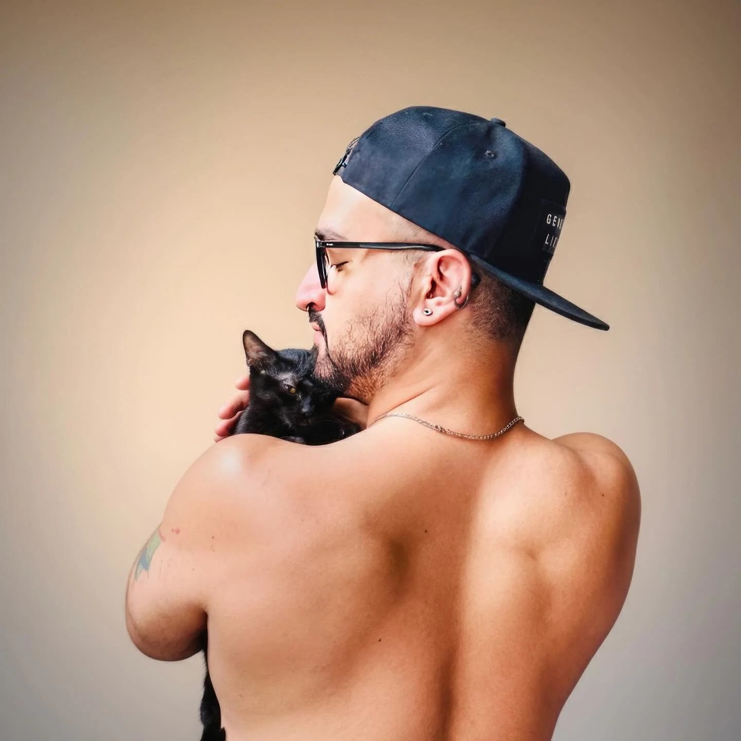 Sasuke (佐助), 3-4 zile și deja ți-ai făcut regula &icirc;n casă: nu te mai ascunzi, vii imediat ce-ți fac semn. &Icirc;ți place nisipul clasic, nu silicatul fancy. Ești băiat de modă veche. 

Măn&acirc;nci tot ce prinzi și bagi nasul &icirc;n farfuria
