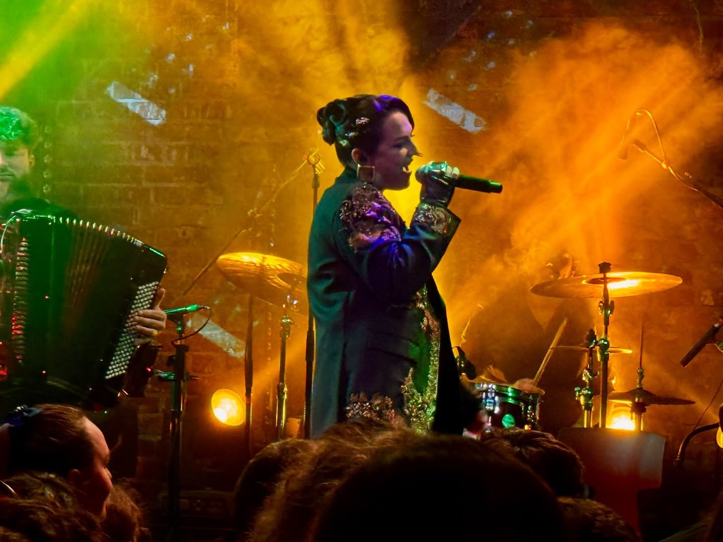 Concertul lui @tania_turtureanu de aseară de la Expirat m-a lăsat puțin fără aer. Nu cred că am văzut vreodată pe cineva care să-și iubească părinții mai mult ca ea. 

Se simțea &icirc;n fiecare cuv&acirc;nt, &icirc;n fiecare privire. Turneul &bdquo;