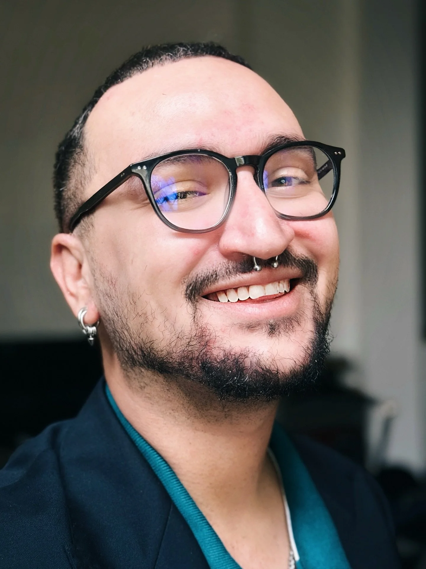 FIE. 
Z&acirc;mbesc. 
Și nu port negru. 
Nici nu mă mai recunosc.