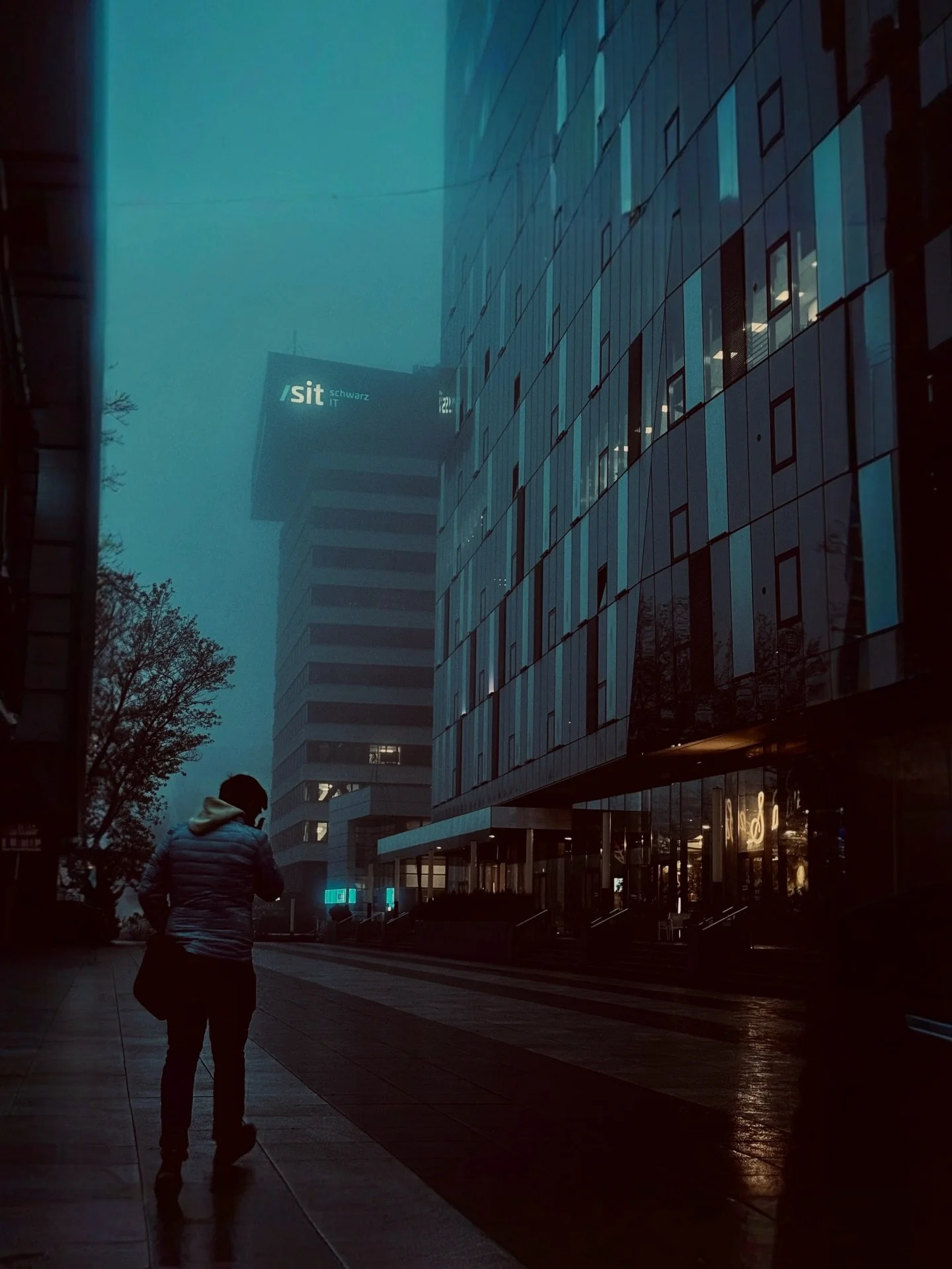 &Icirc;ntunericul din noi nu e un bug, e parte din pachet. Nu apare doar &icirc;n momente &bdquo;mari&rdquo;, ci &icirc;n chestii din astea mici: gen c&acirc;nd ne enervăm din nimic, c&acirc;nd invidiem, c&acirc;nd ne sabotăm o relație care mergea bi