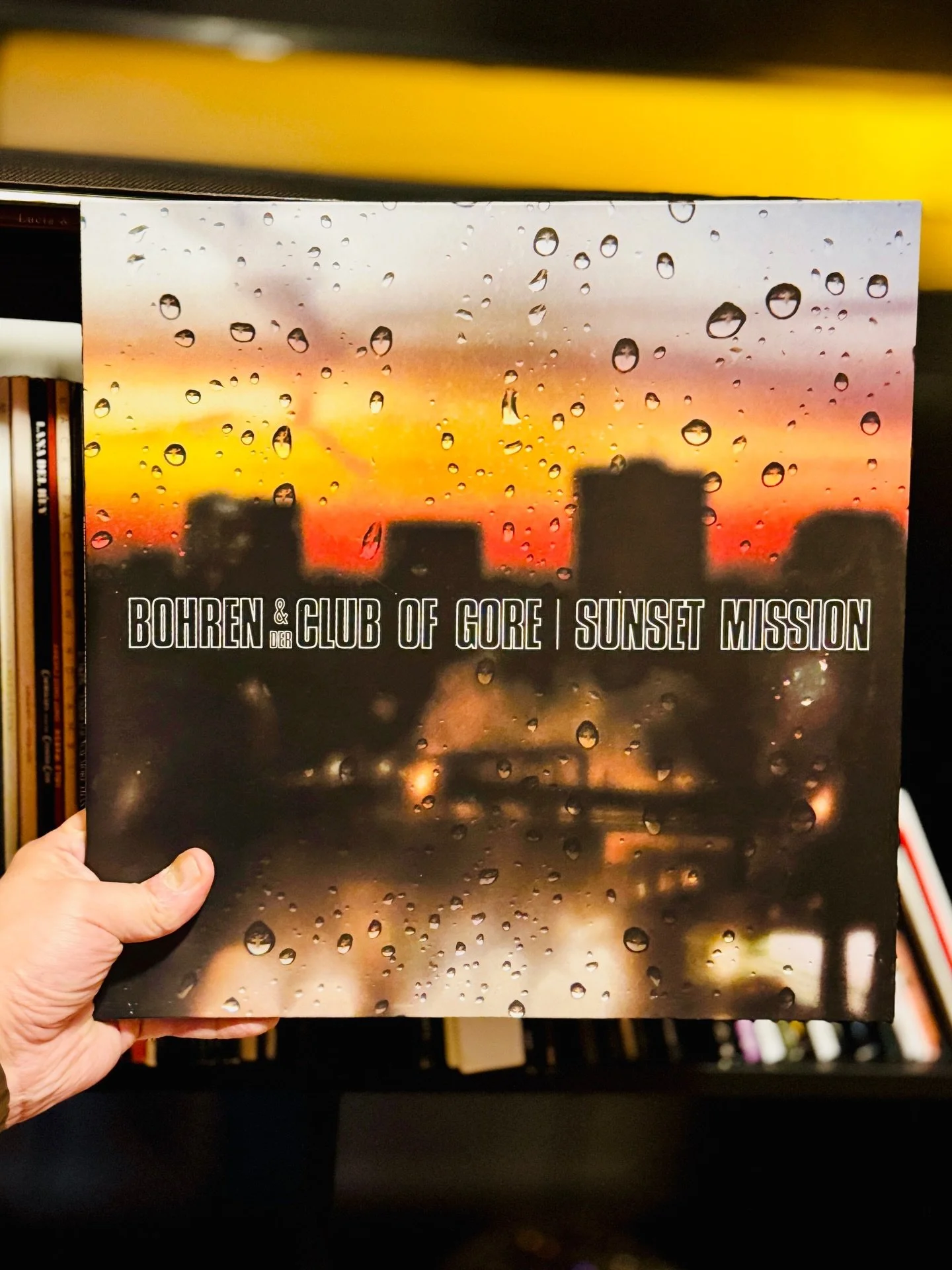 &bdquo;Sunset Mission&rdquo; de la Bohren &amp; der Club of Gore e... Nici nu știu. At&acirc;t de dark și de soothing și de cinematic &icirc;nc&acirc;t mi-a venit foarte greu să-mi găsesc cuvintele să &icirc;i descriu cum merită.

Trupa e din Germani