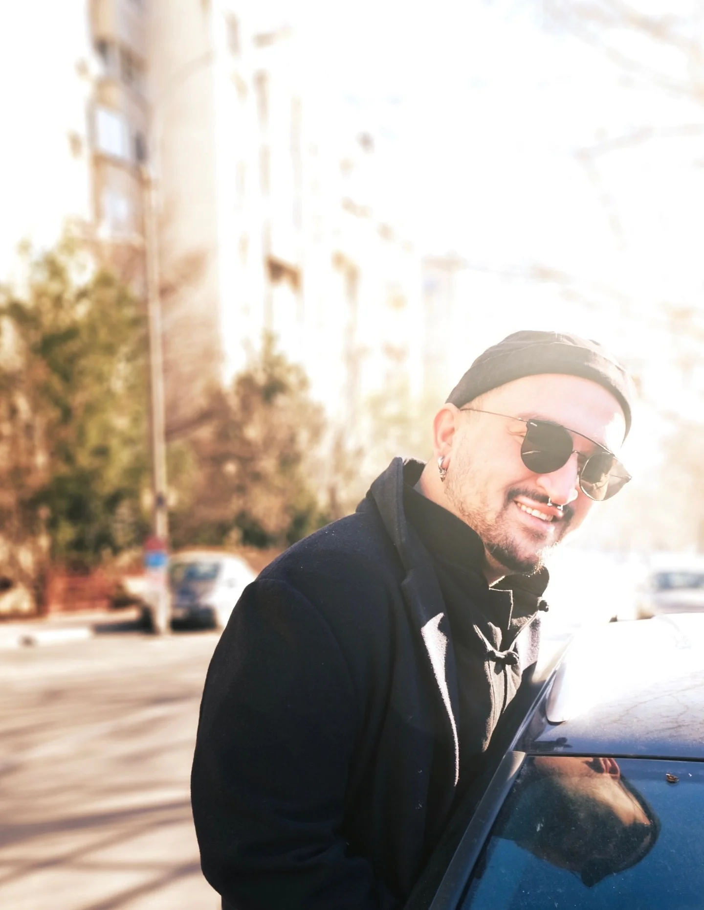 La limita dintre cine sunt și cine aș putea fi, am stat mult timp cu &icirc;ndoiala de valoare &icirc;n brațe, convins că meritul meu se măsoară &icirc;n bani și că dacă nu performez sunt, practic, &icirc;n emotional probation corporatist. 

&Icirc;n