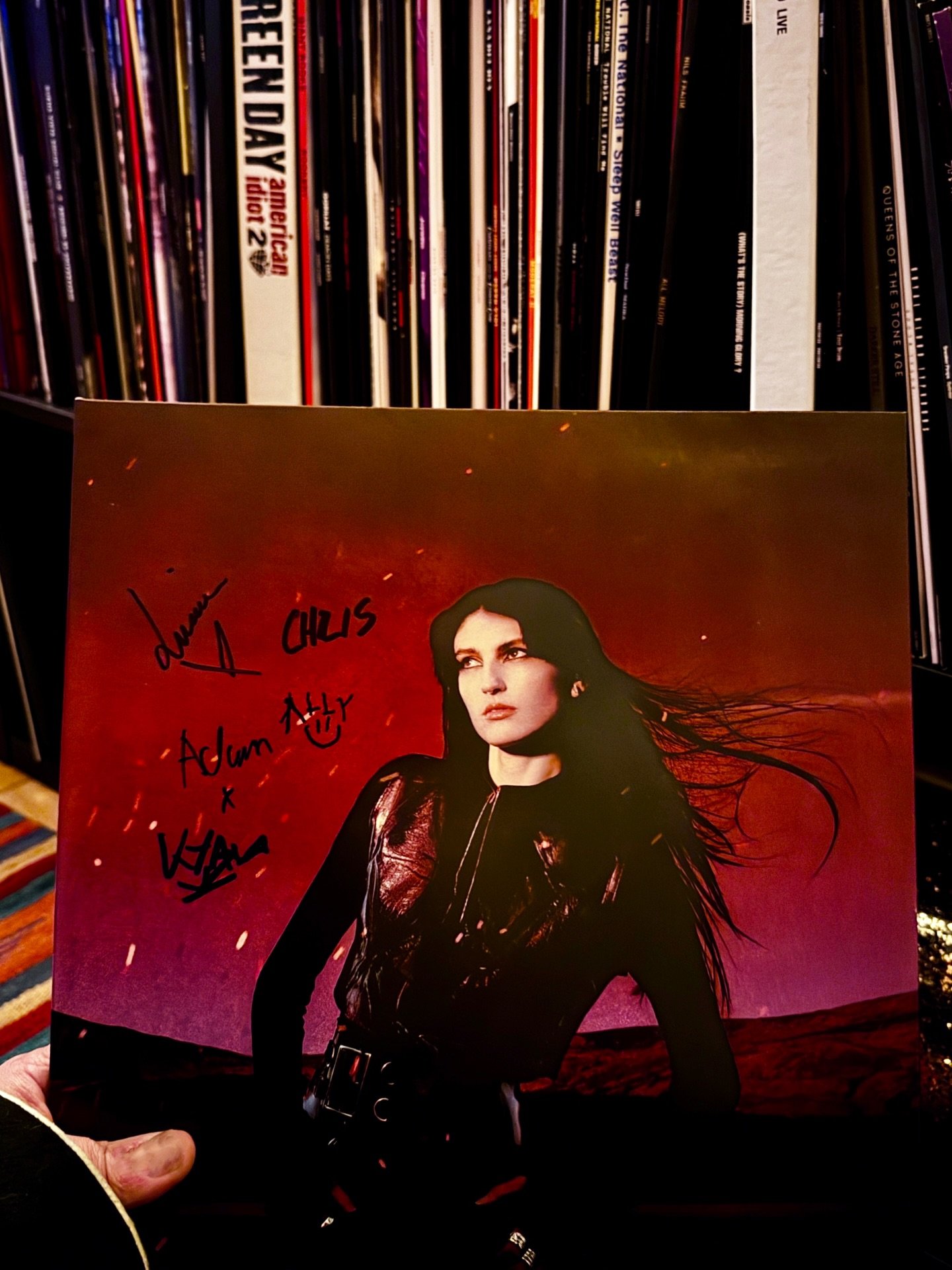 Burning Castles de Lucia &amp; The Best Boys. Wow. E genul de disc care stă cu un picior &icirc;n indie rock, dar &icirc;și schimbă pielea &icirc;n ceva alt-pop / synth-pop &icirc;ntunecat și hipnotic: chitări cu nerv, sintetizatoare care te prind de