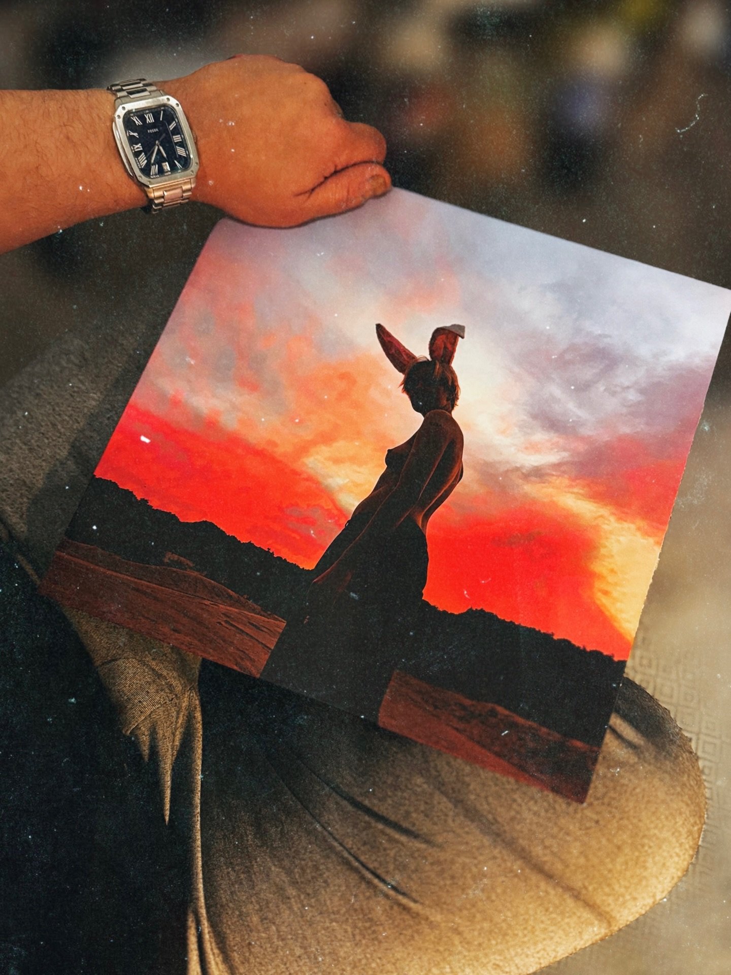 Biig Piig, &ldquo;The Sky Is Bleeding&rdquo; (2021) nu e un disc pe care doar &icirc;l asculți. It goes beyond. EP scurt, dar dens: Pop/R&amp;B care alunecă &icirc;n slowcore și new wave, cu voce fumurie și o producție ca un neon la 3 dimineața. Pent