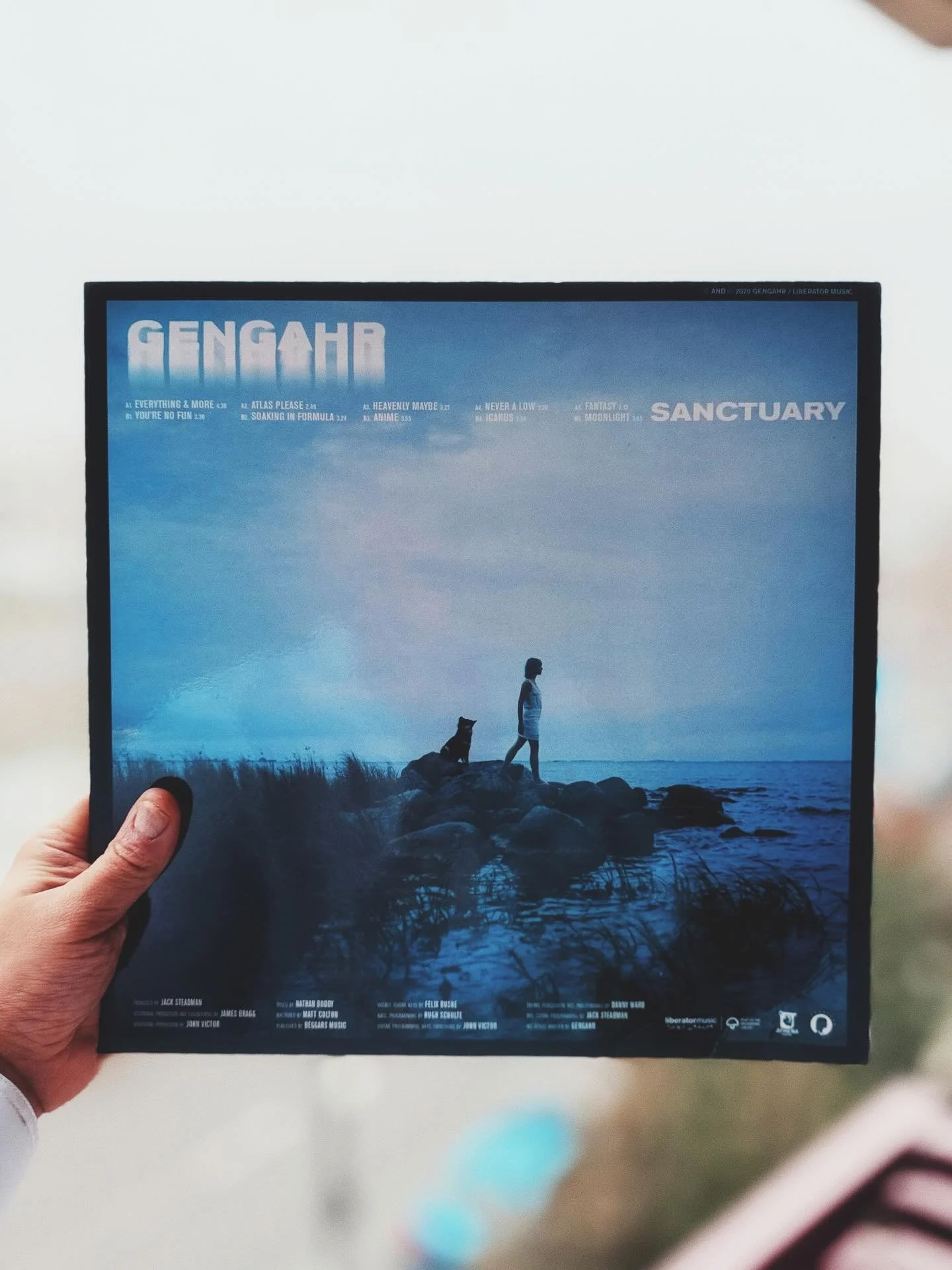 Gengahr a scos acum ceva timp &bdquo;Sanctuary&rdquo; care este, aș zice, un album de &bdquo;interior". Muzică de cameră, dar cu ecou de stadion. Nu vrea să te aglomereze cu hook-uri evidente; pariază totul pe textură și atmosferă. 

Sonor, e o 
