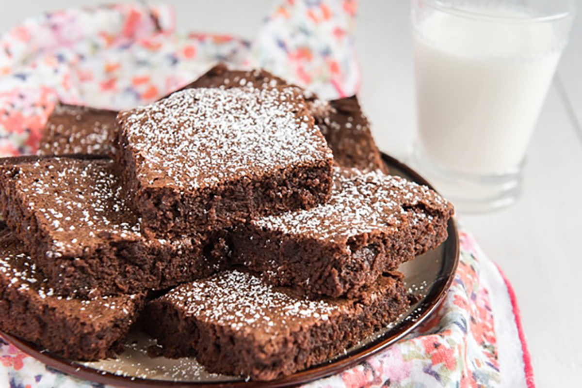 Aunt Evelyn’s Cake Brownies