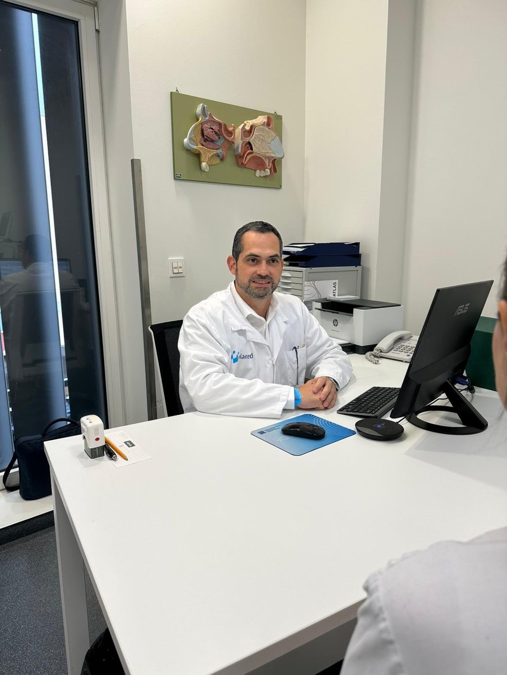 El doctor en su despacho