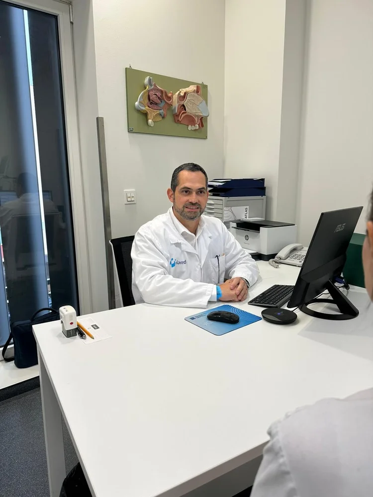 El doctor en su consulta