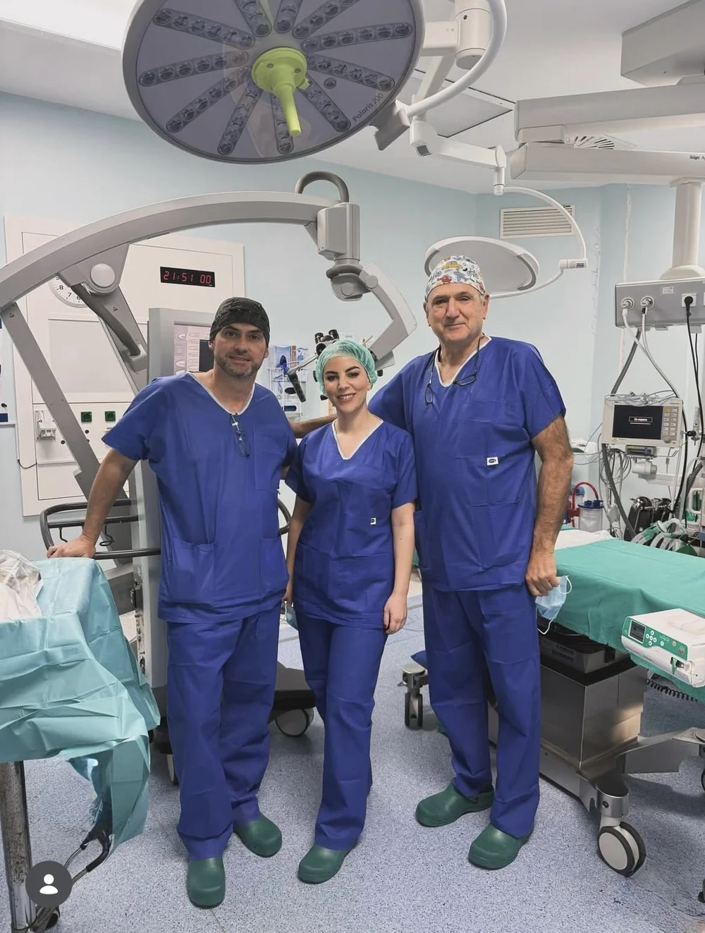 Equipo quirúrgico en quirófano
