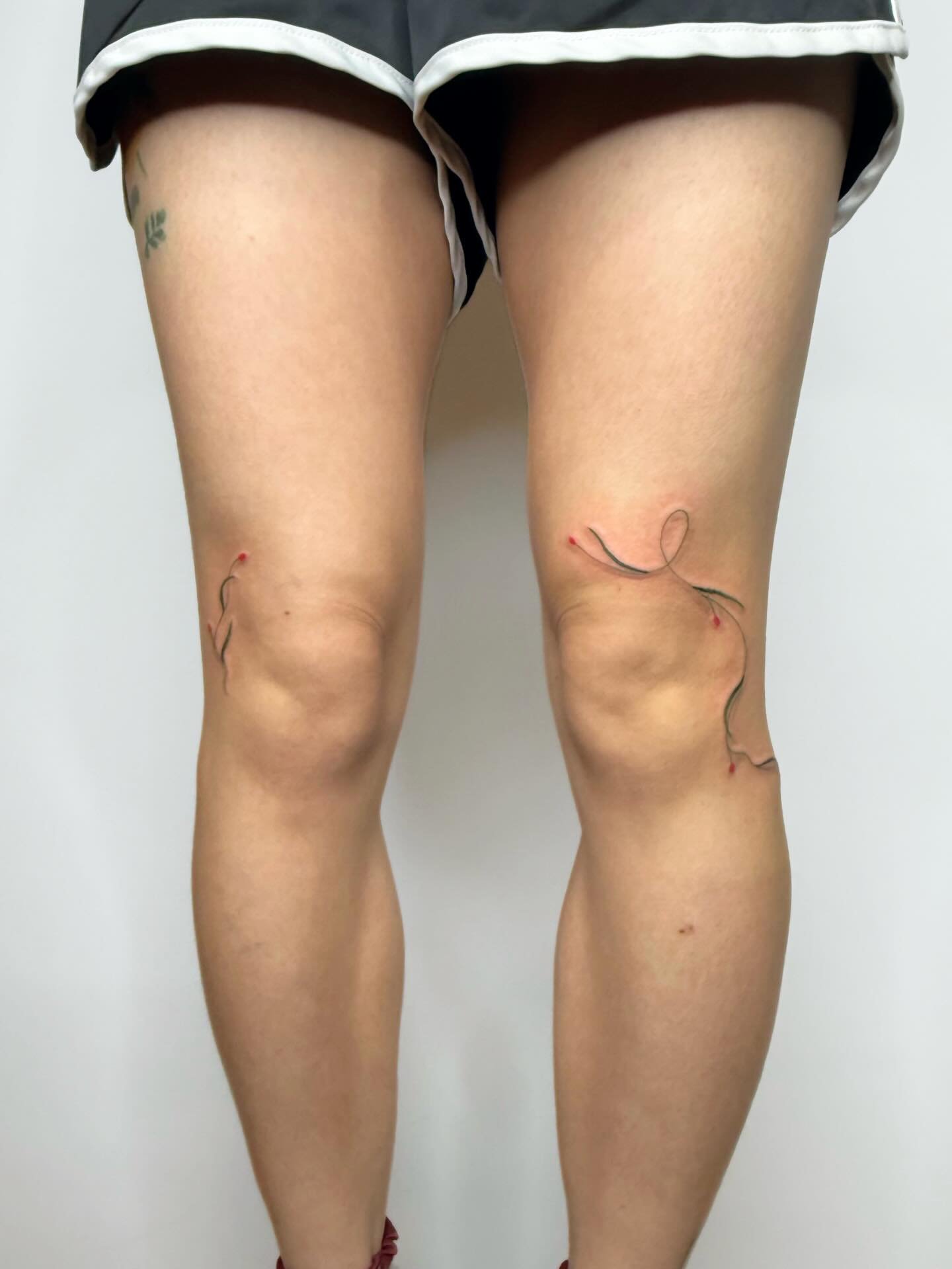 Lil flowers to adorn her knees 🌷🧍&zwj;♀️