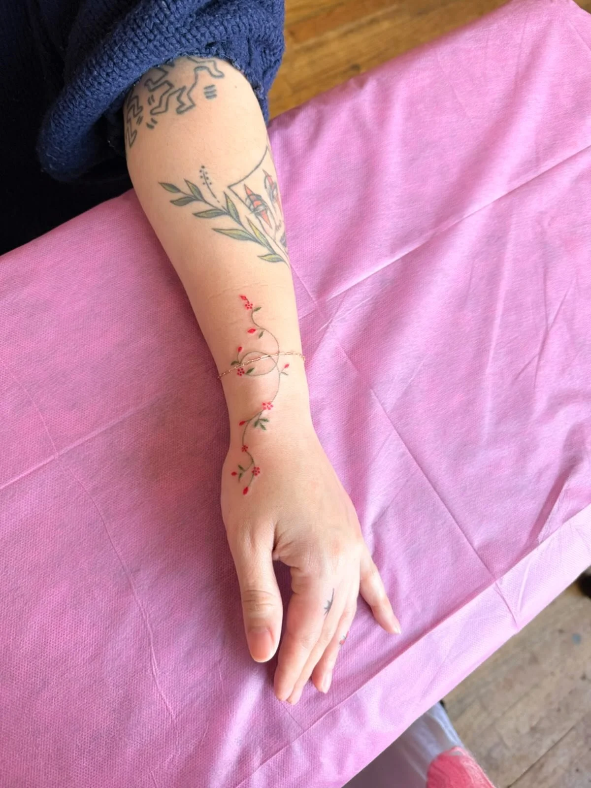 Lovely placement for freehand vines ❤️