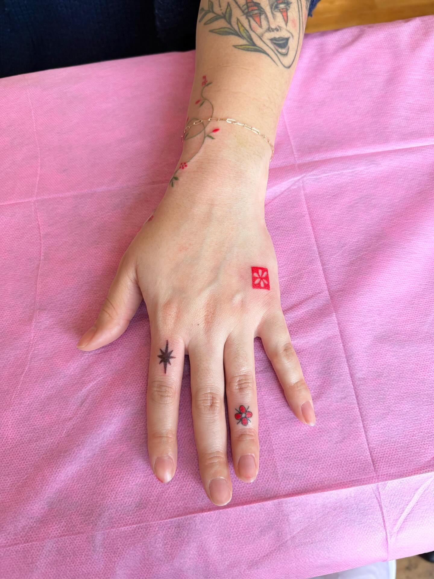 Looooove a good hand composition!! 🫶