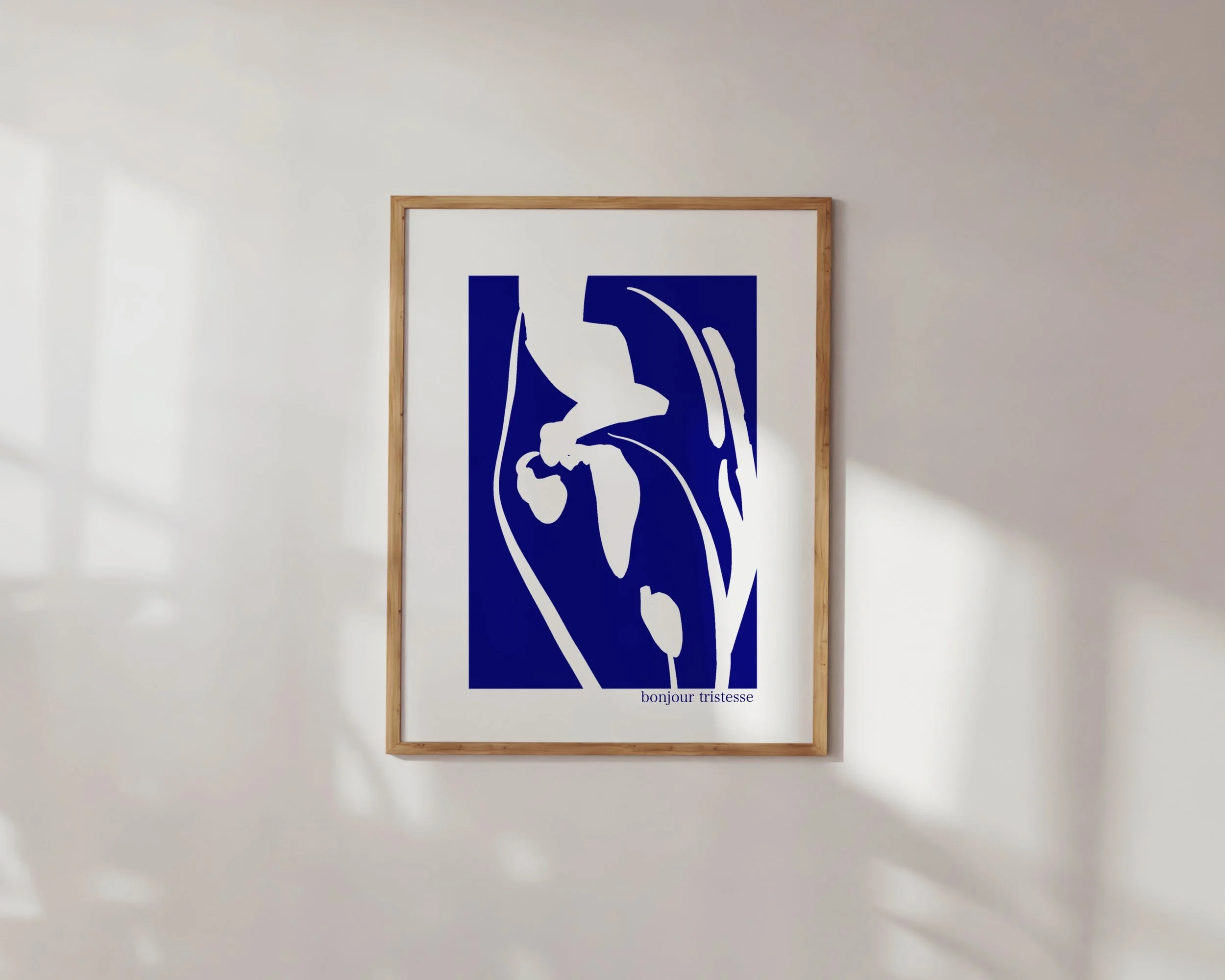 Une affiche avec une illustration stylisée d'une personne penchée en avant, réalisée en blanc sur un fond bleu foncé. En bas de l'affiche, il est écrit en petits caractères : "bonjour tristesse".