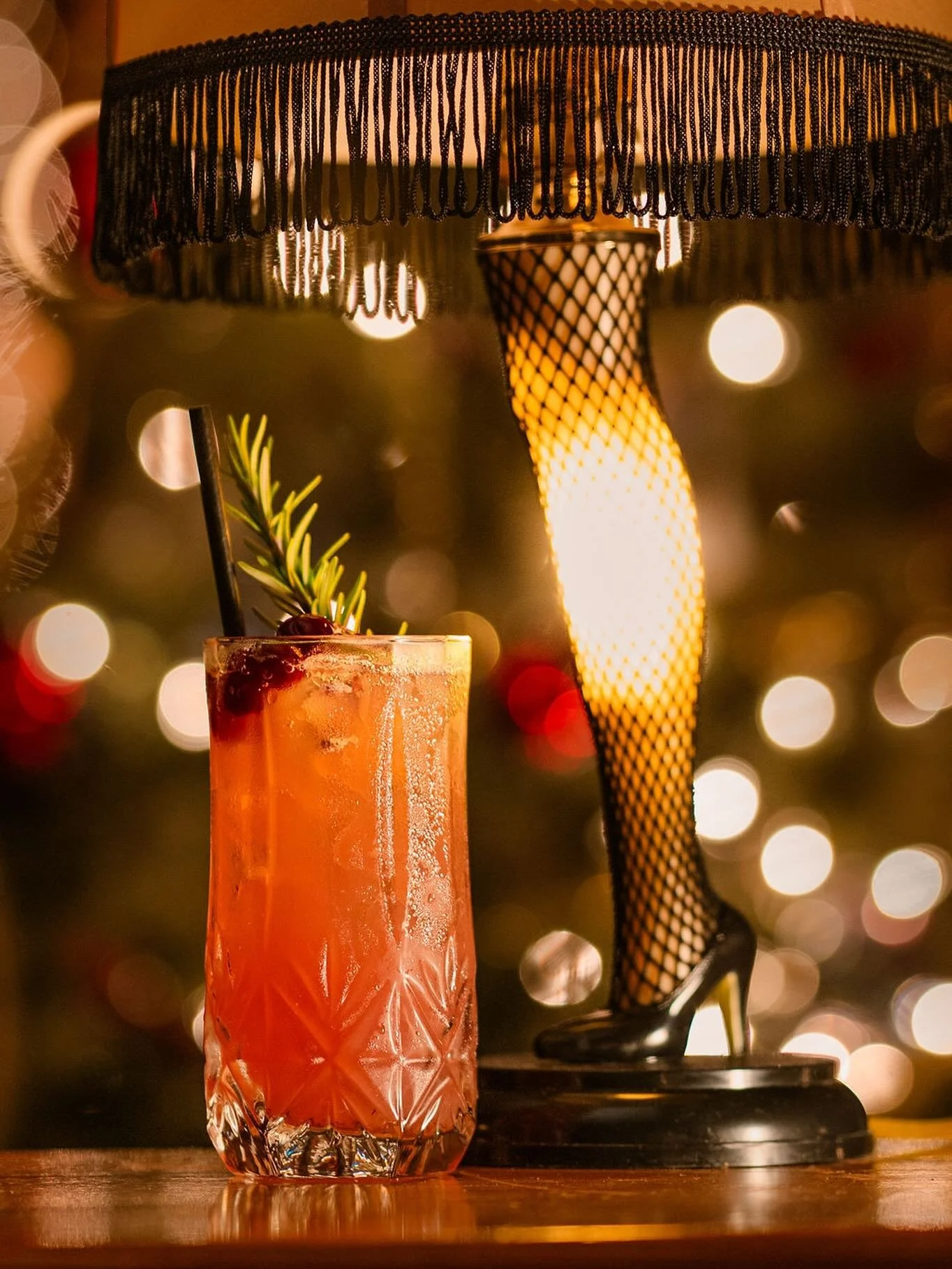 ✨Yuletide Margarita✨
tequila, rosemary infused mezcal, cranberry, allspice, ginger beer, lime

Spice up your evening now until midnight. 

📷 @stephncook