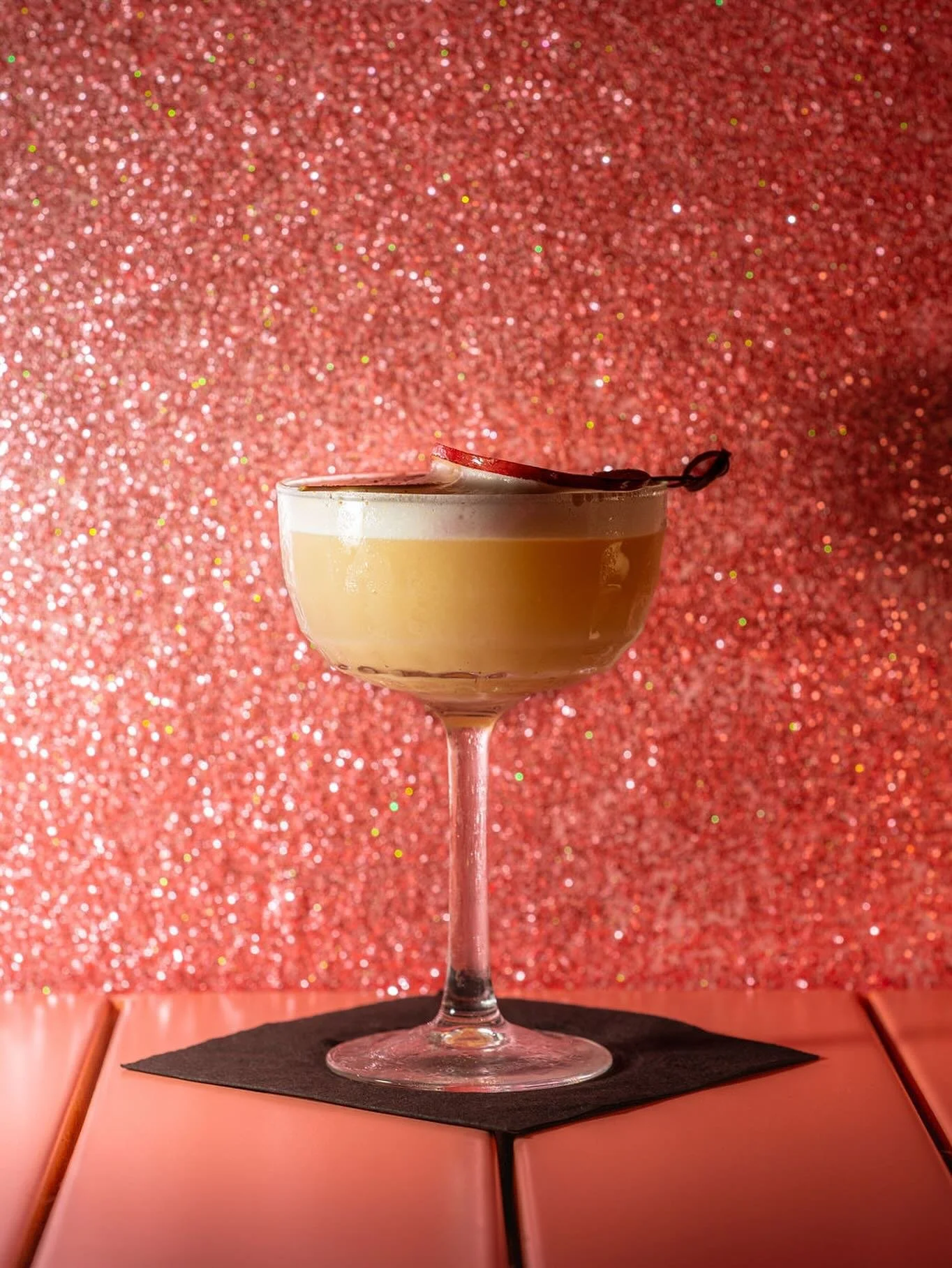 ✨Spiced Pear Fizz ✨
gin, spiced pear syrup, egg white, lemon

Double shakes now until midnight. 

📷 @stephncook