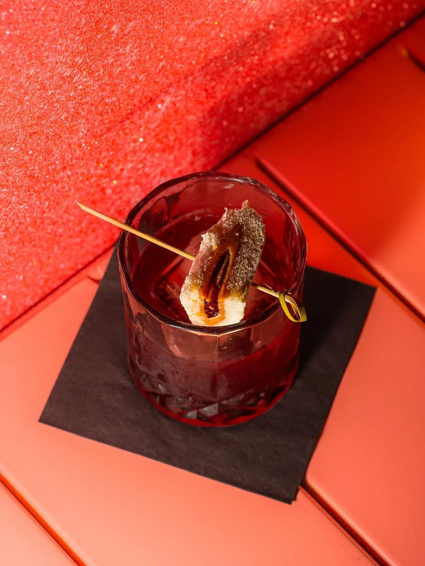 ✨Spruced up Bourbon✨
peanut butter washed bourbon, strawberry red wine syrup, bitters

P.S. Pairs well with gingerbread cookies and crafting. Drop in festivities five to eight. Open bar from five to midnight.

📷 @stephncook