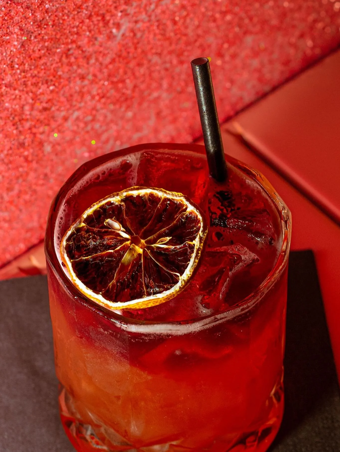 ✨New York Sour✨
rye whiskey, tiki bitters, lemon, demerara,
red wine float

Have one tonight five to midnight.

📷 @stephncook