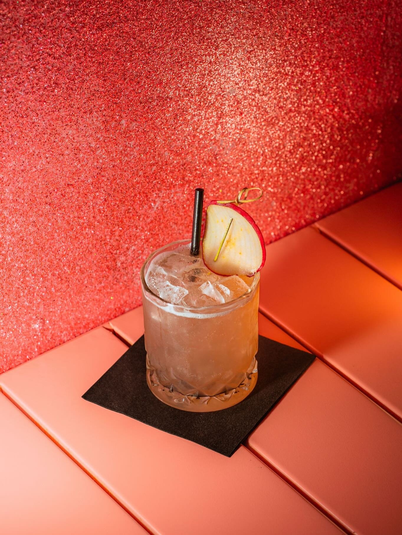 ✨Autumn Sweater✨
tequila, rhubarb + cardamom syrup, 
fig + pear + walnut bitters, lime, salt

Cozy up with us tonight five to midnight.

📷 @stephncook