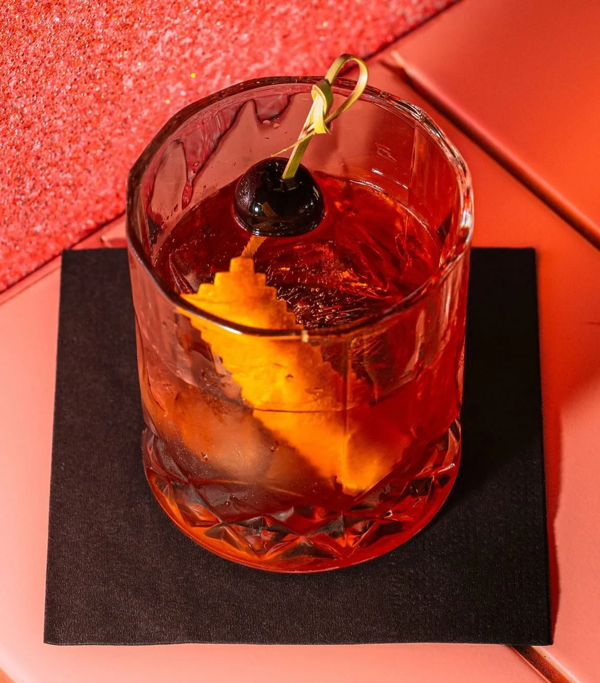 ✨Old Fashioned✨
A drink that still makes us want to slow down and enjoy each sip. Try it smoked for extra depth. 

Let us pour you one tonight 5 to midnight. 

whiskey + rum blend, demerara, luxardo, bitters 

📷 @stephncook