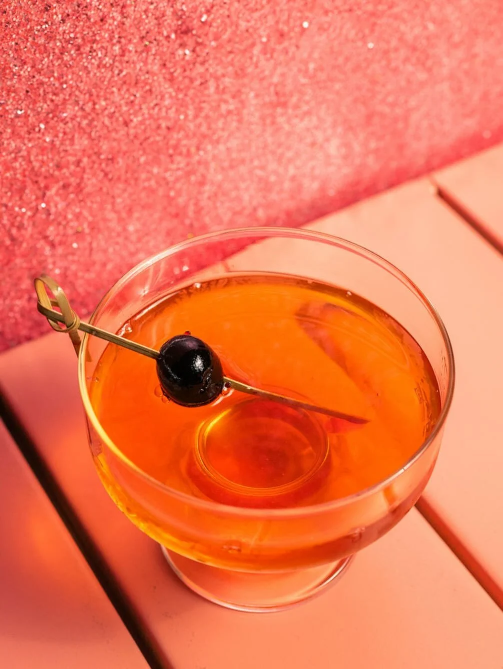 ✨Reverse Manhattan ✨

mascarpone + vanilla washed vermouth, overproof rum blend, bitters, luxardo cherry garnish 

A seasonal special around a little bit longer, so come try it while you can. 

Tonight. 5 to Midnight 

📷 @stephncook 

#downtownmacon