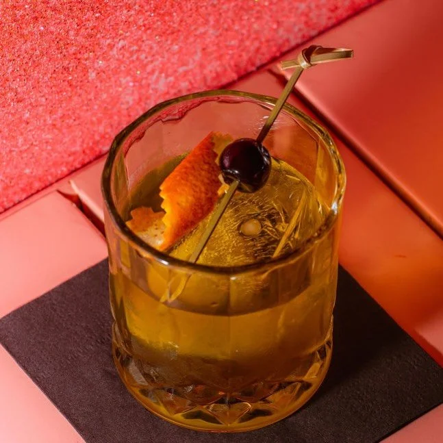 🌹Galentinis tonight at 7pm, but the bar will still be full service with plenty of walk in seating saved back for you so come on in! 

✨Classic Cocktail History 101✨A bijou is a delicious cocktail  with orange infused gin credited to Harry Johnson in