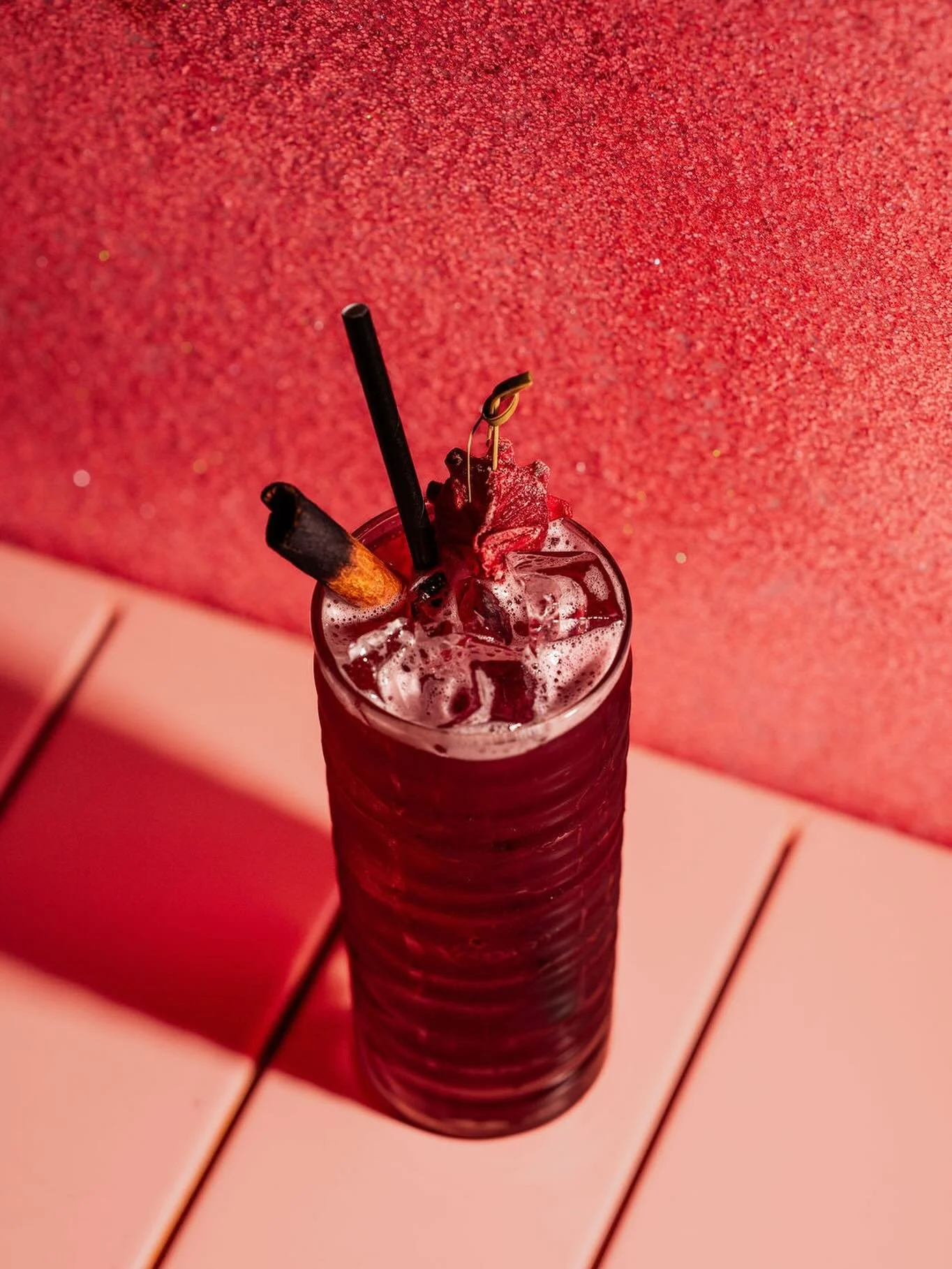 ✨Blackberry Smoke✨
hibiscus infused mezcal, blackberry liqueur, cinnamon, grapefruit, lime, soda, candied hibiscus flower and charred cinnamon stick garnish 

Sip on one tonight, 5pm to 12am

📷 @stephncook #downtownmacon @downtownmaconga #visitmacon