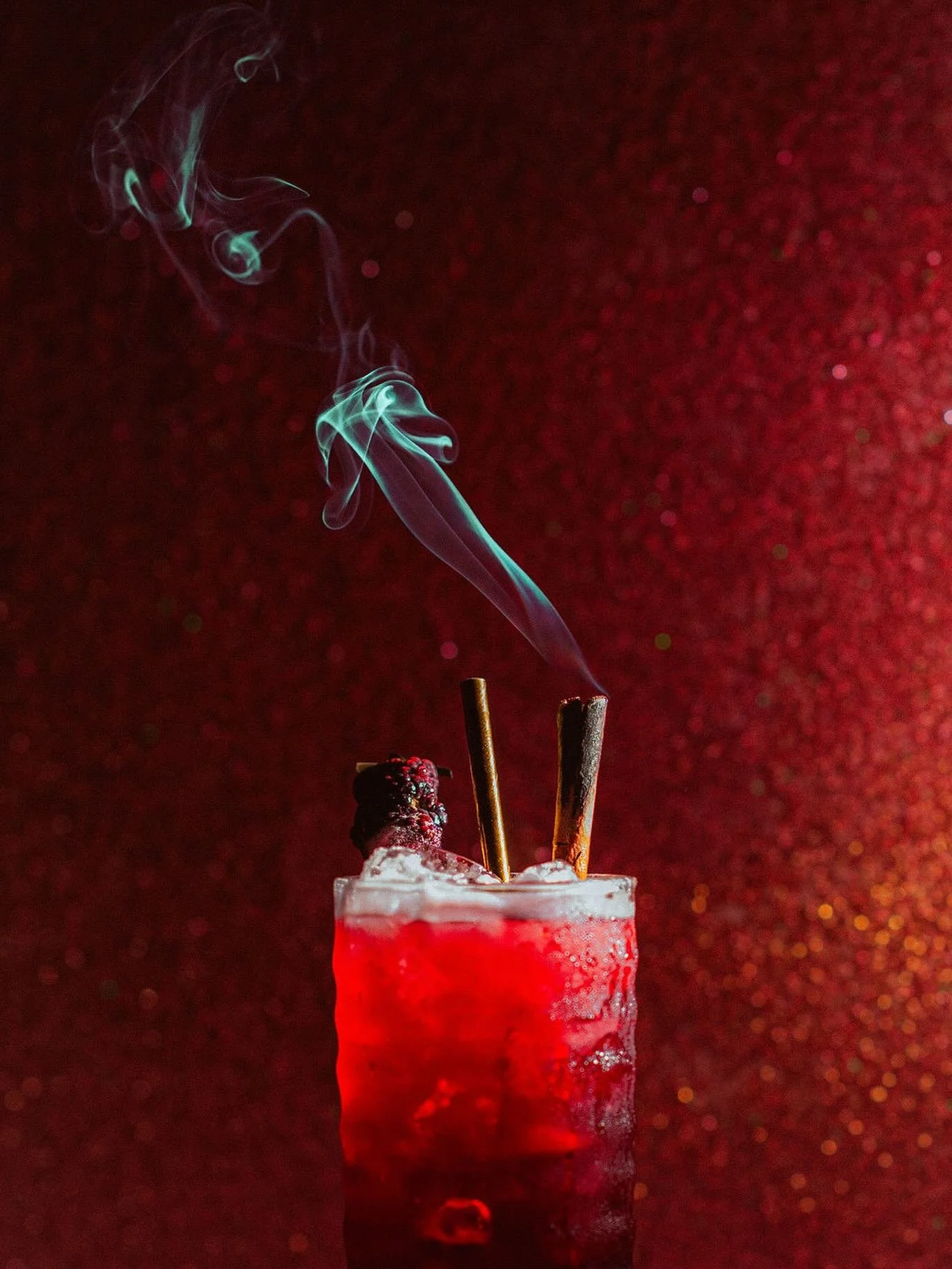 ✨Where there&rsquo;s smoke&hellip;.there&rsquo;s a fire drink✨
Open 5pm to 12am

Blackberry Smoke
hibiscus infused mezcal, blackberry liqueur,
cinnamon, grapefruit, lime, soda, blackberries + torched cinnamon stick garnish 

📷 @stephncook 

#downtow