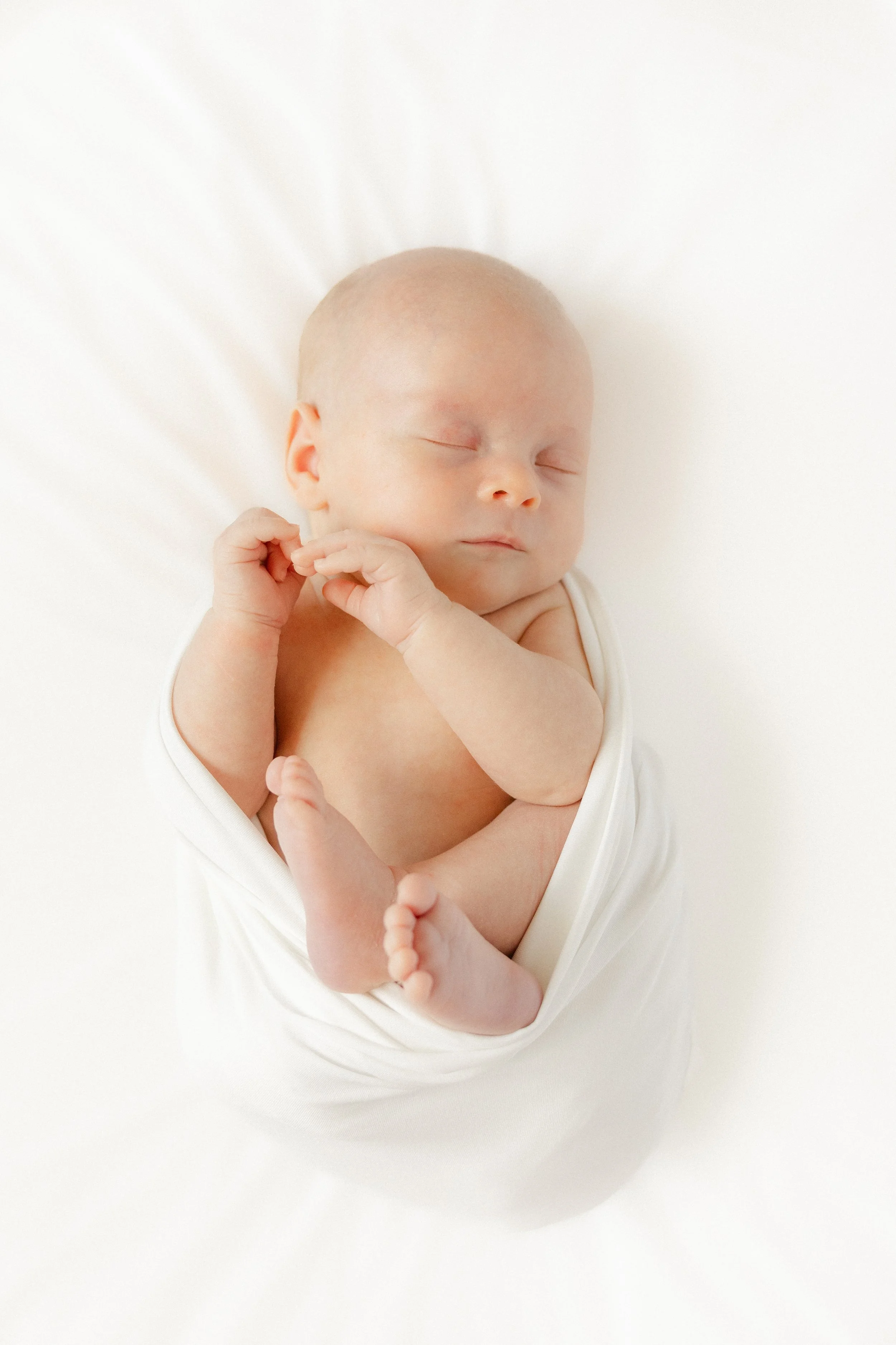 NewbornbabySessionLisbonNewbornPhotographerSwaddledBaby-2.jpg