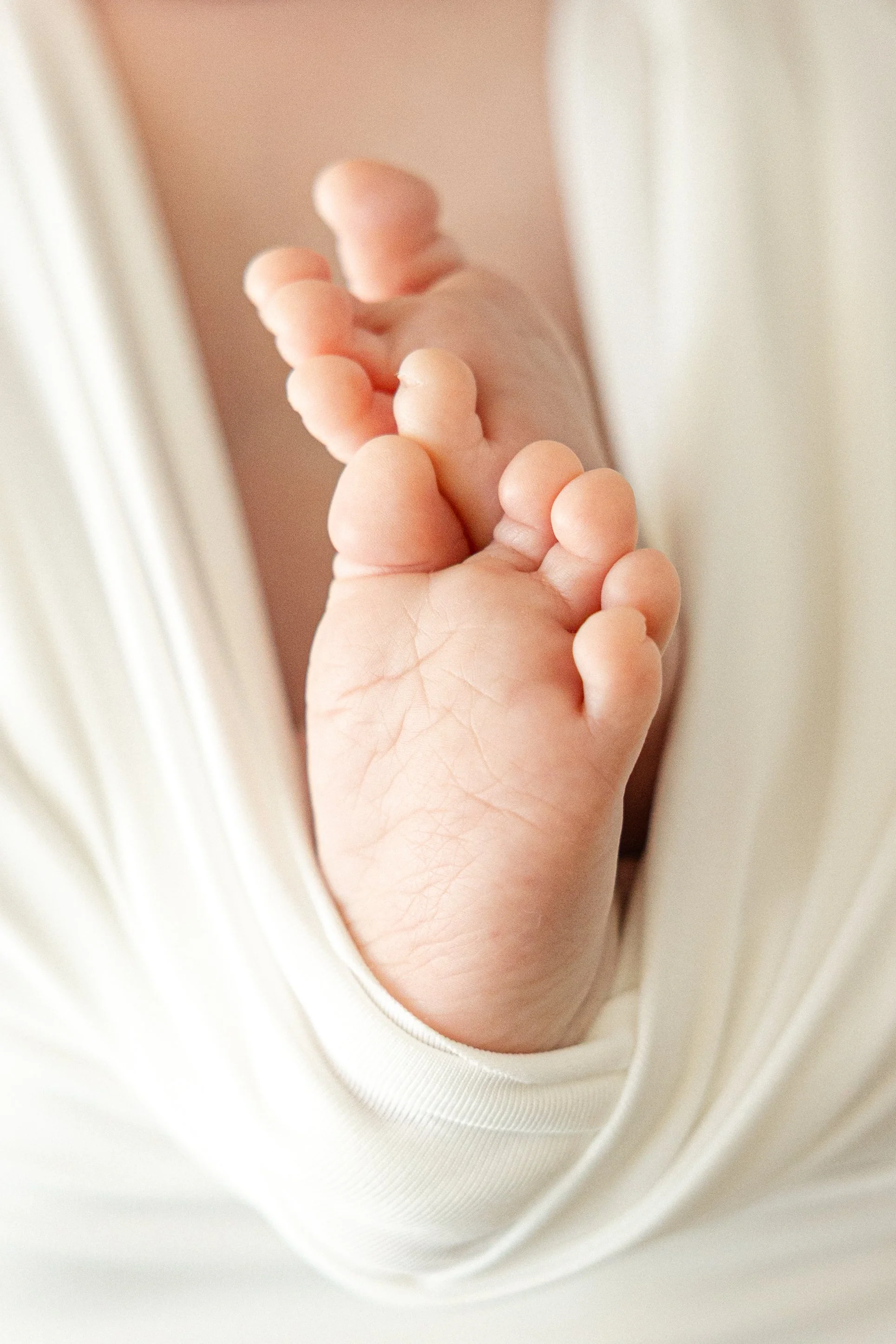 dallasnewbornphotosfeet.jpg