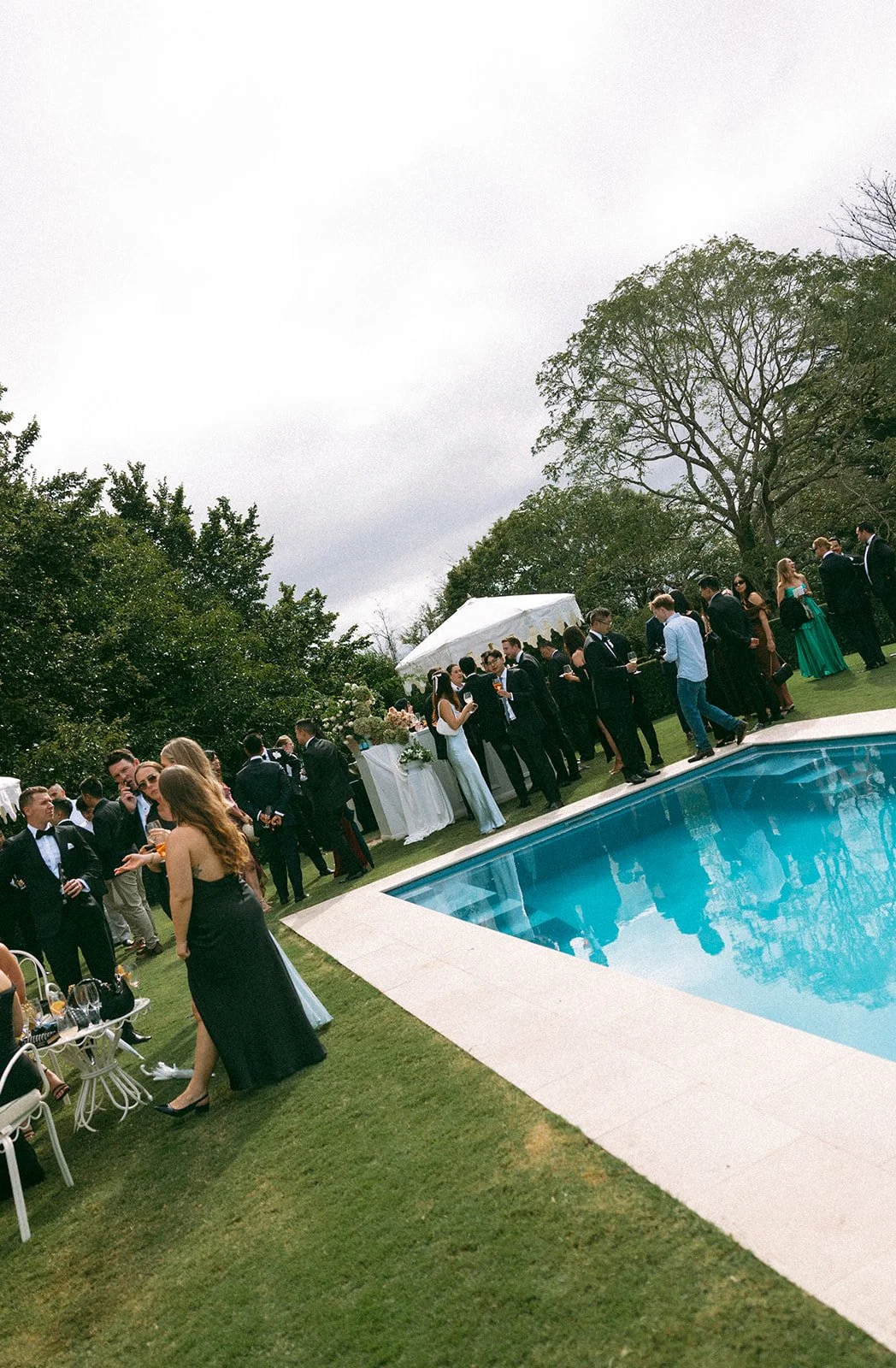 poolside-wedding-cocktail-hour.jpg