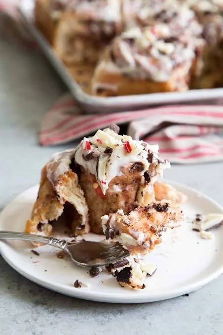 1pk Peppermint Bark Jumbo Cinnamon Roll