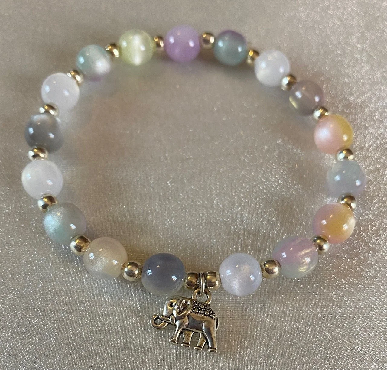 Beautiful cat eye glass bead bracelet