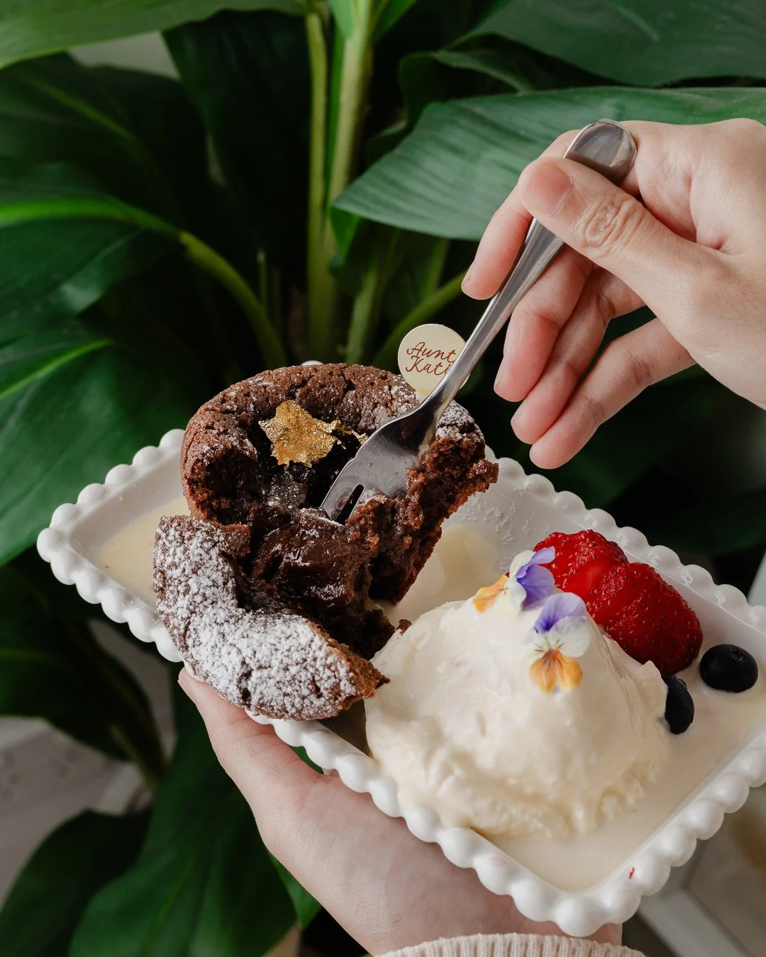 Soft, warm, and full of chocolatey goodness. Our silky chocolate pudding with homemade cream sauce is the perfect treat to end your meal at Aunty Katies 🤎