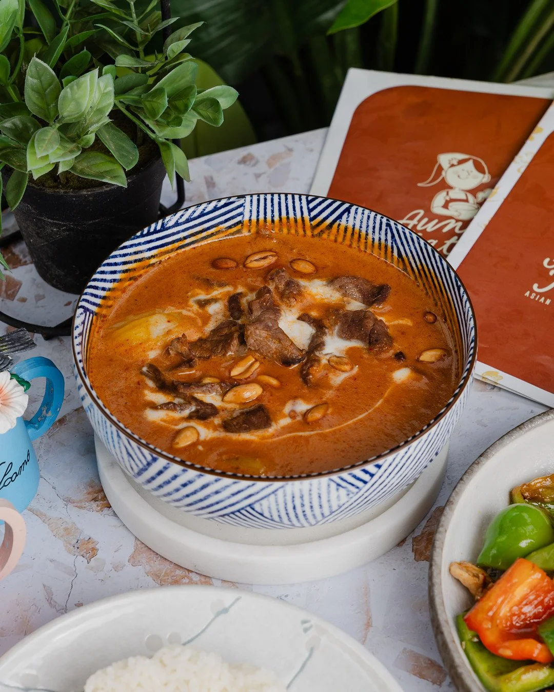 Ballarat&rsquo;s getting chilly&hellip; good thing Aunty&rsquo;s Massaman curry is here to warm you up 🥘⁠
⁠
For bookings or takeaways, head to www.auntykatie.com.au/