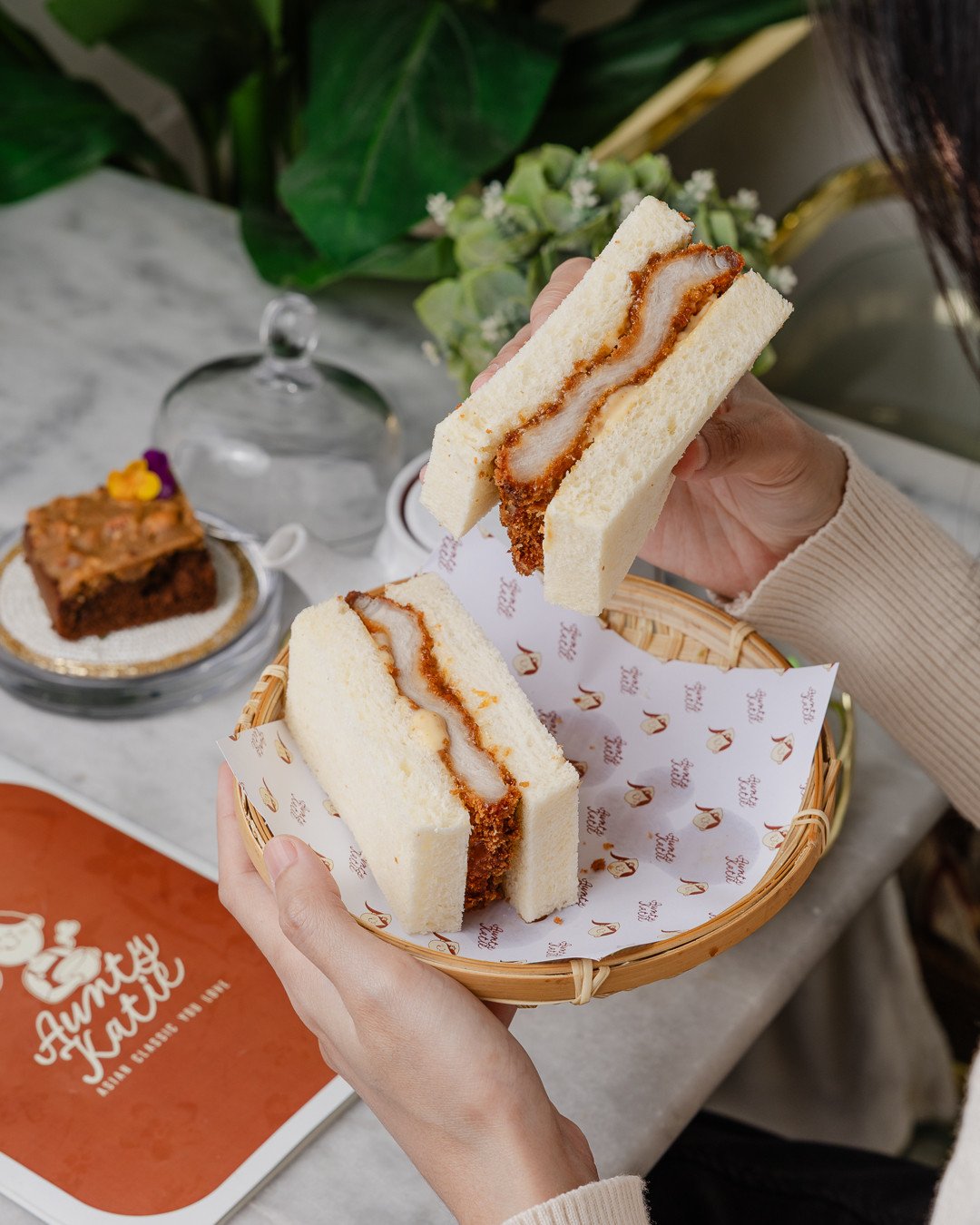 Crispy pork, soft bread, all tucked in nice and neat. A little indulgent, but that&rsquo;s what mornings are for 🥰⁠
⁠
805 Mair Street, Ballarat ⁠
www.auntykatie.com.au/