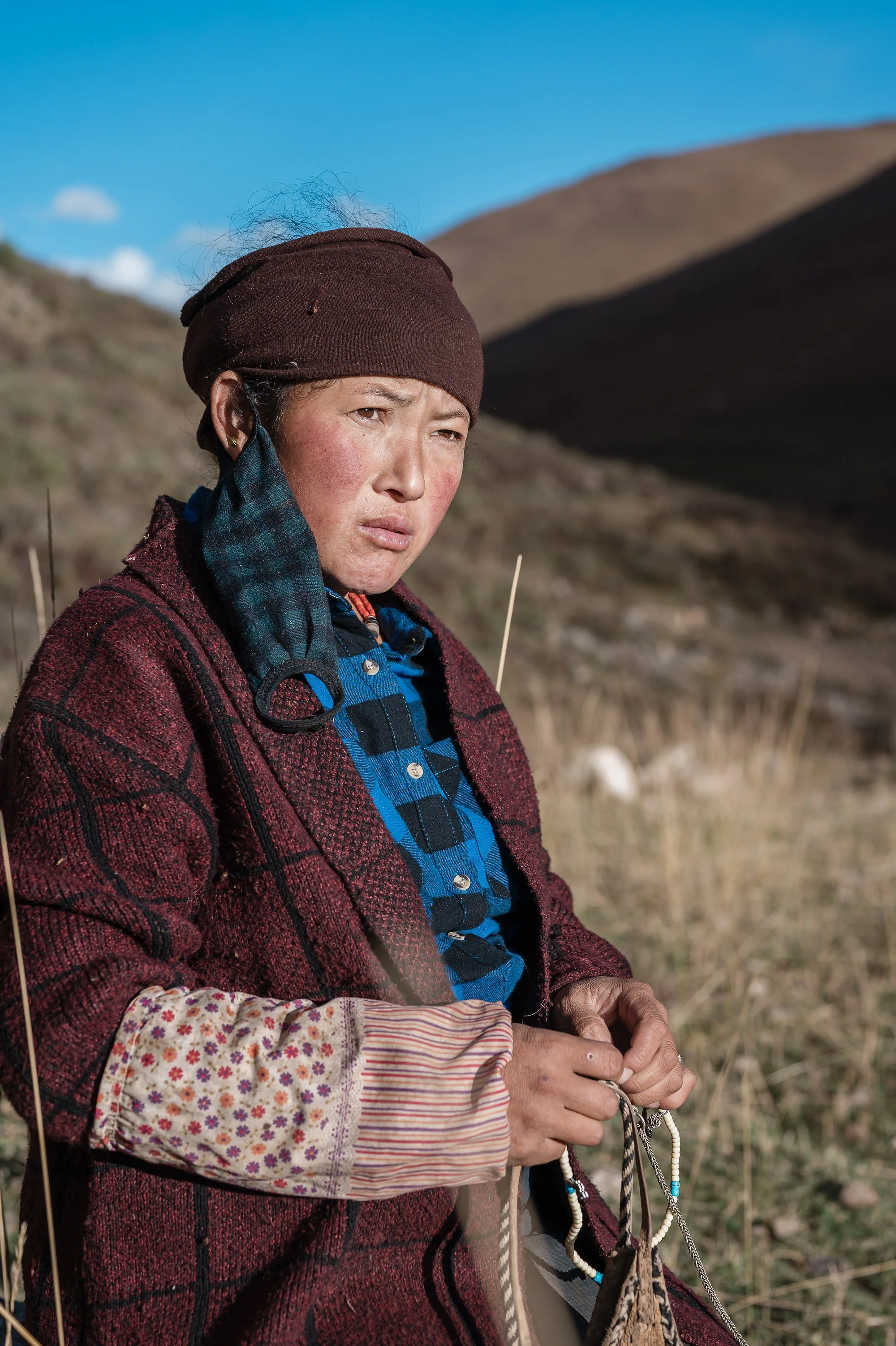tibetan-pastoralist-woman-prayer-beads-garze-tibet-eleanor-moseman.jpg
