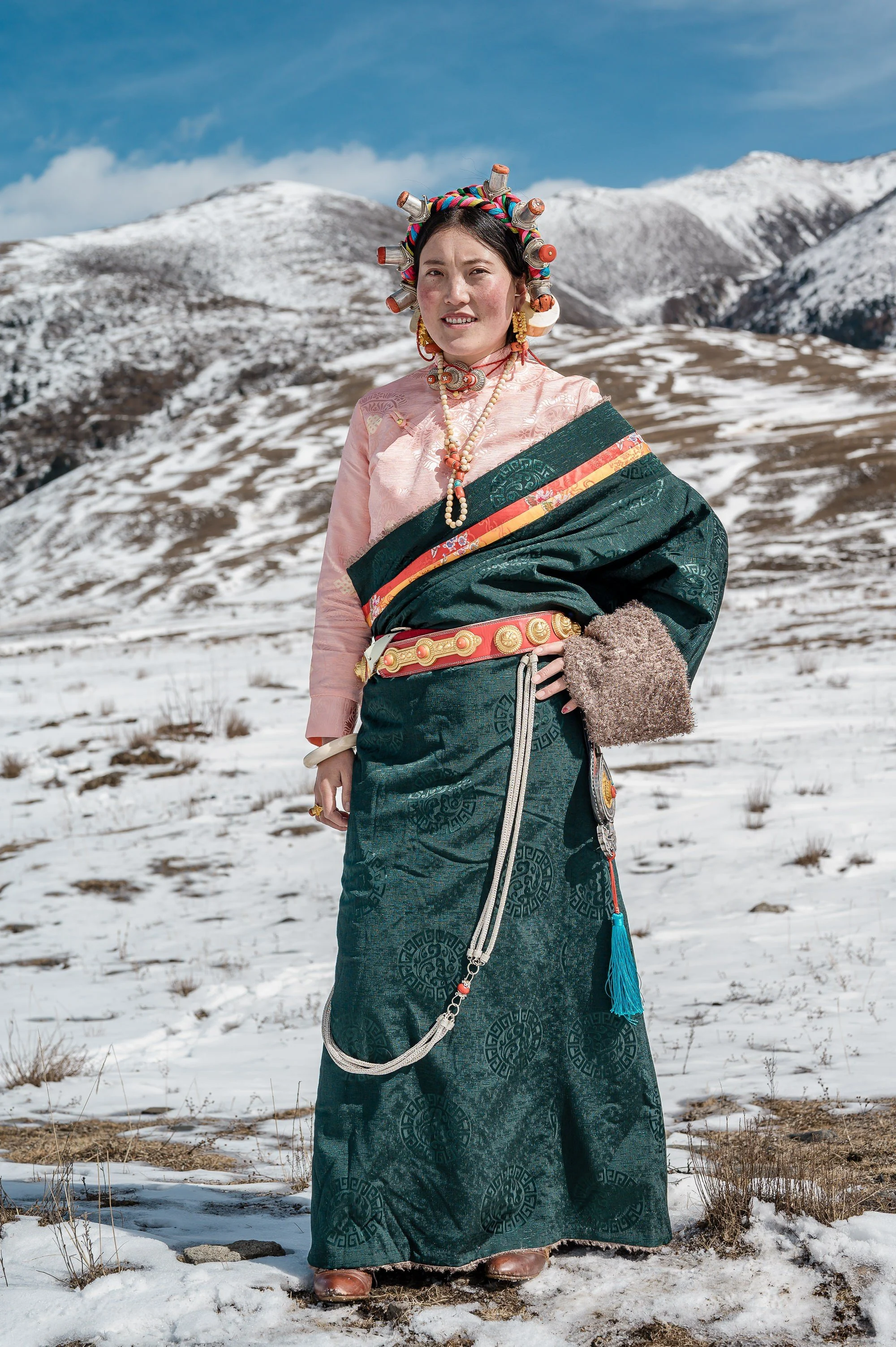 tibetan-woman-traditional-perak-headdress-amdo-winter-eleanor-moseman.jpg