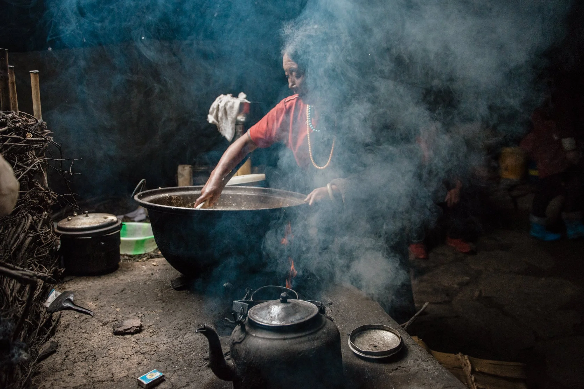 tibetan-elder-traditional-cooking-ethnographic-photography-eleanor-moseman.jpg