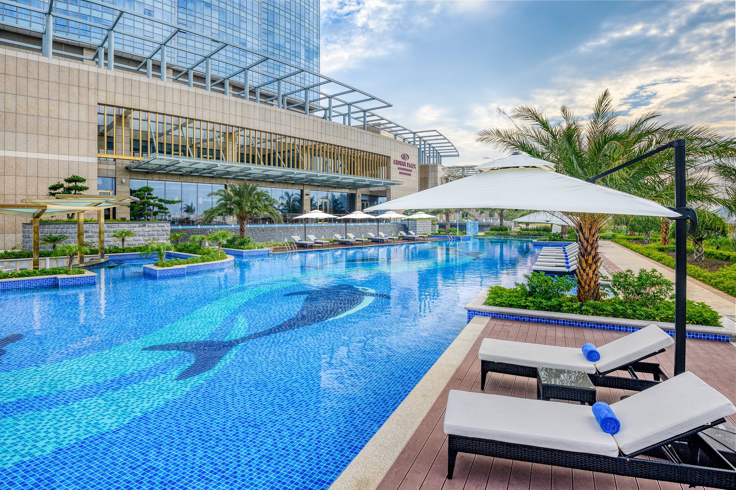 OutdoorPool.jpg