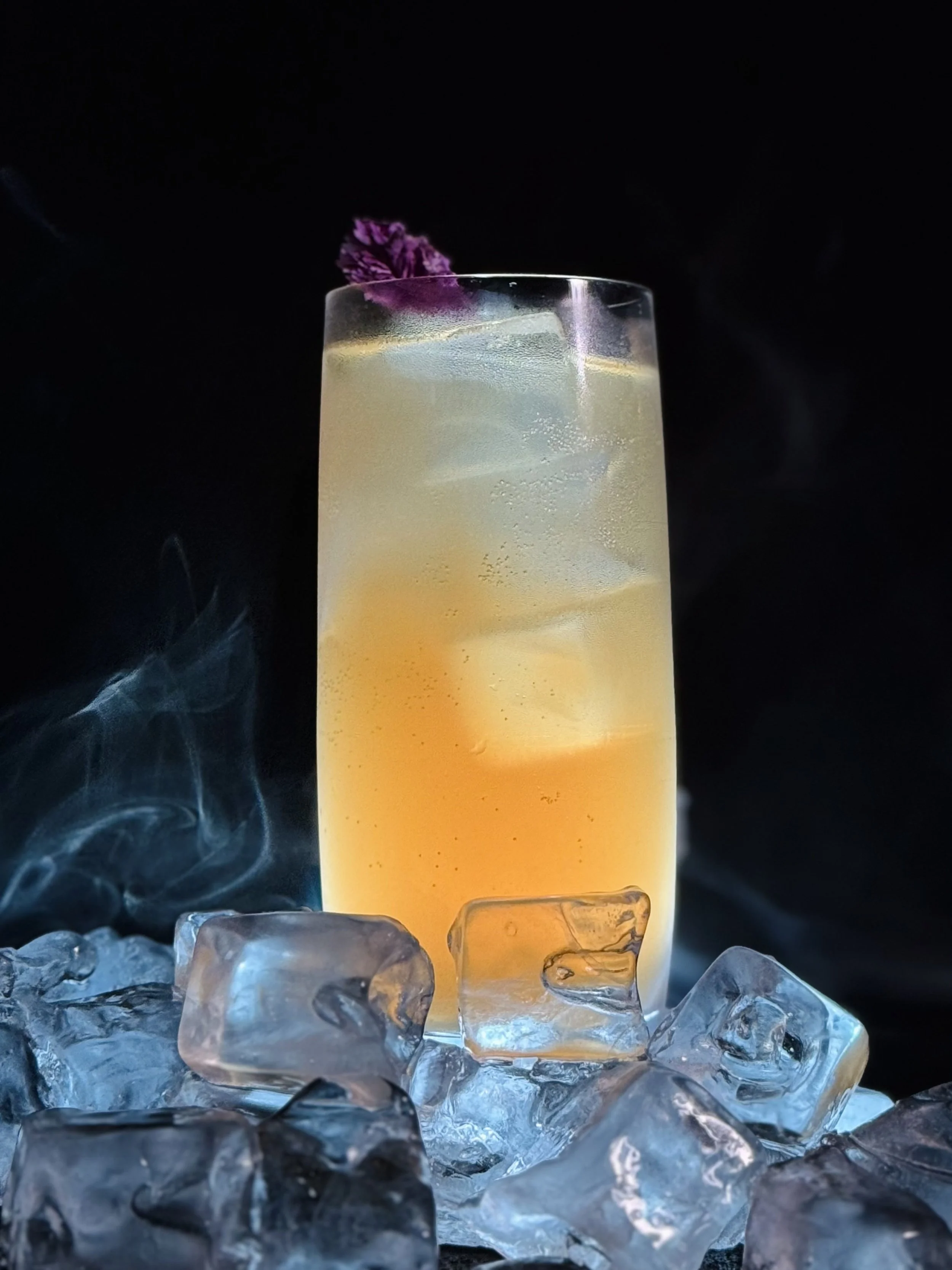 Ein eleganter Kokos Highball Drink