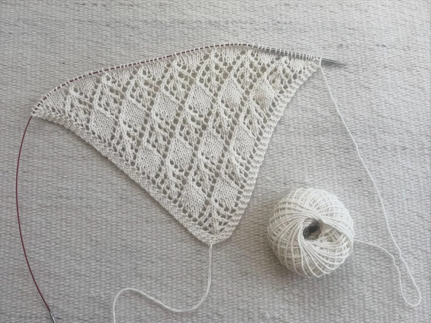 my babunia shawl test knit by @ratandseawitch !! 

I absolutely love how this one is coming out! This is the most complicated lace I have ever done and I am learning a lot. I have had to go back almost 5 times already lol. I think I&rsquo;m slowly ge