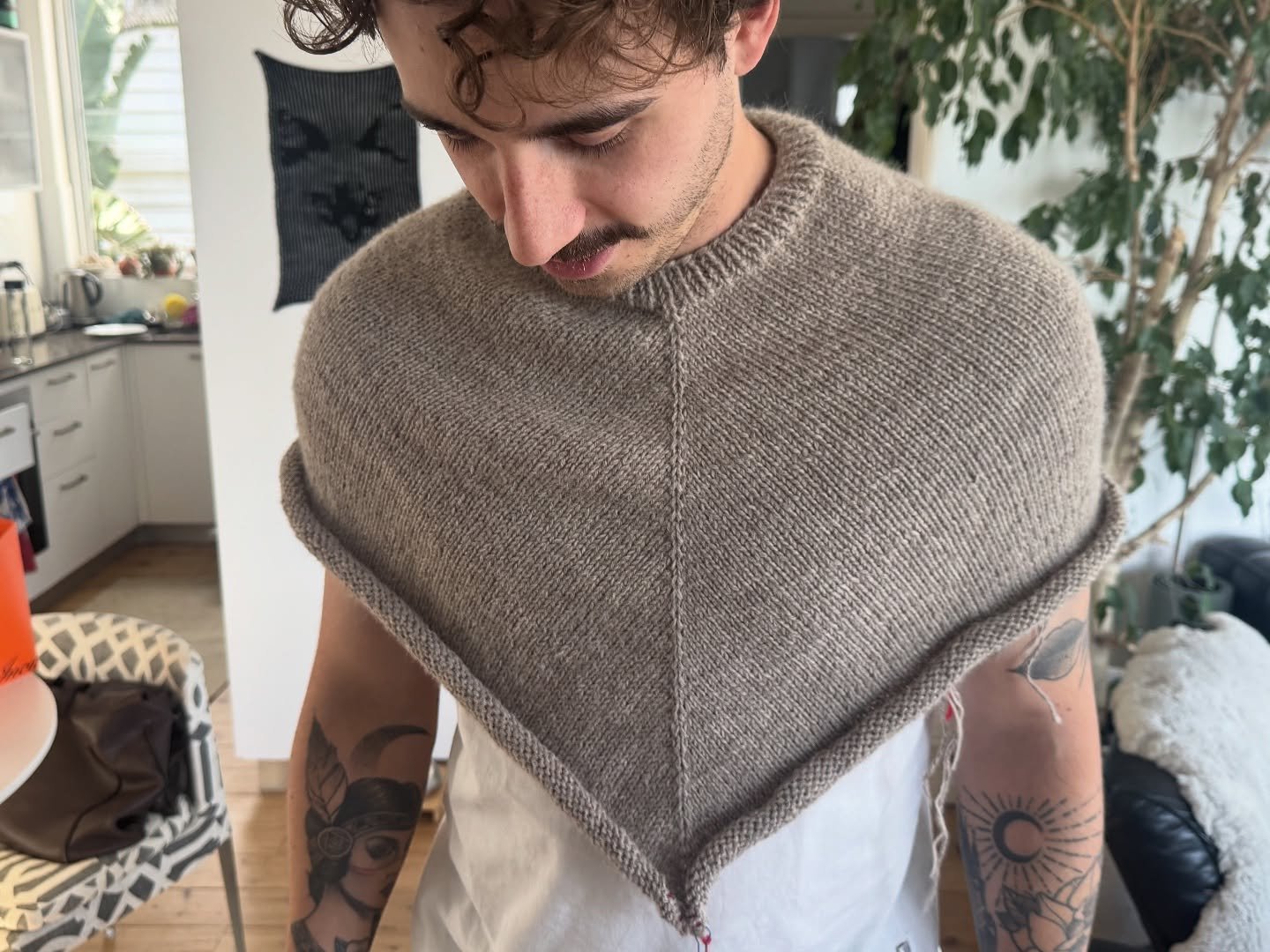 onno &amp; a kiwi 

trying on my poncho