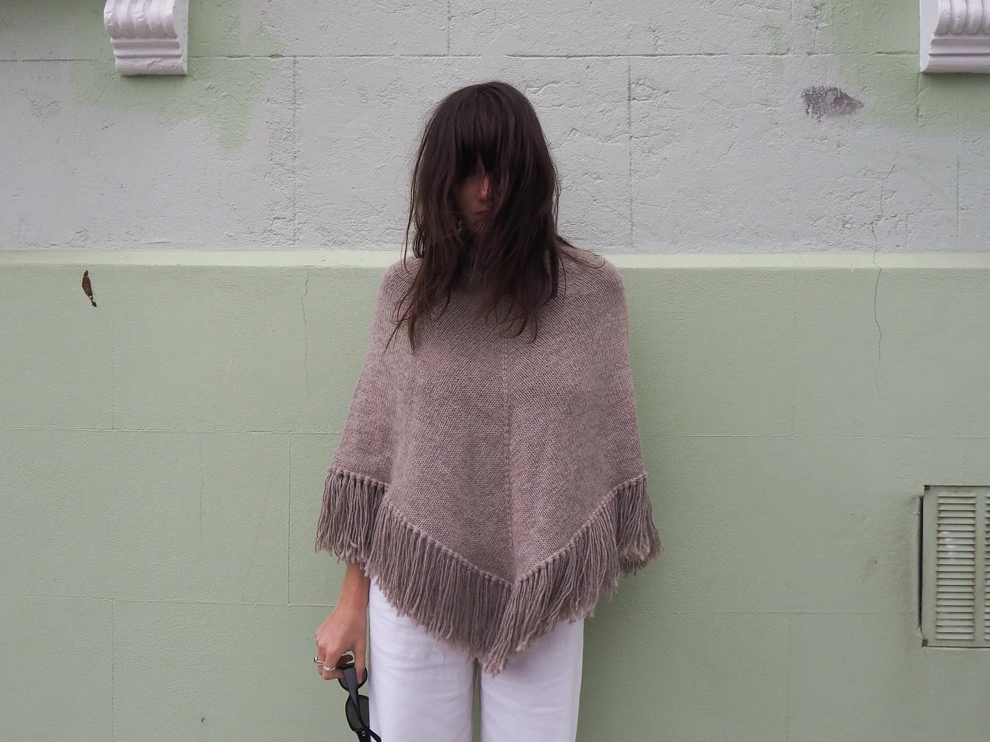 my fringe knit poncho is finished!! 

Just posted the video as well as published my new site with the free pattern (all links in my bio)!! Super excited about this one and so so so happy with the final product. 

yarn: 
@morrisandsons #maya8ply in do