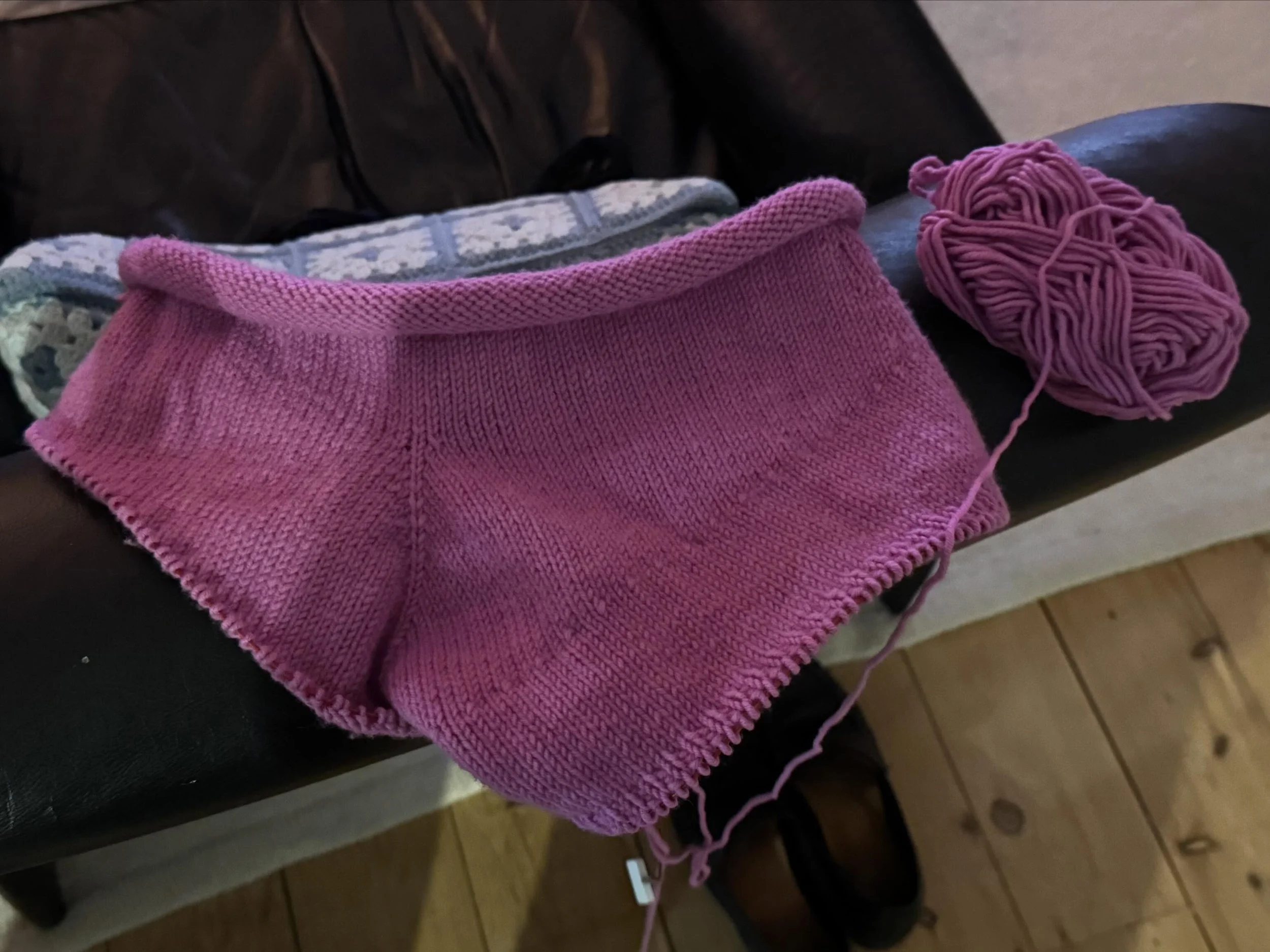finally making my @loupystudio #microshorts for @primavera_sound !!! 

using @whitegumwool merino dk in peachberry 🍑