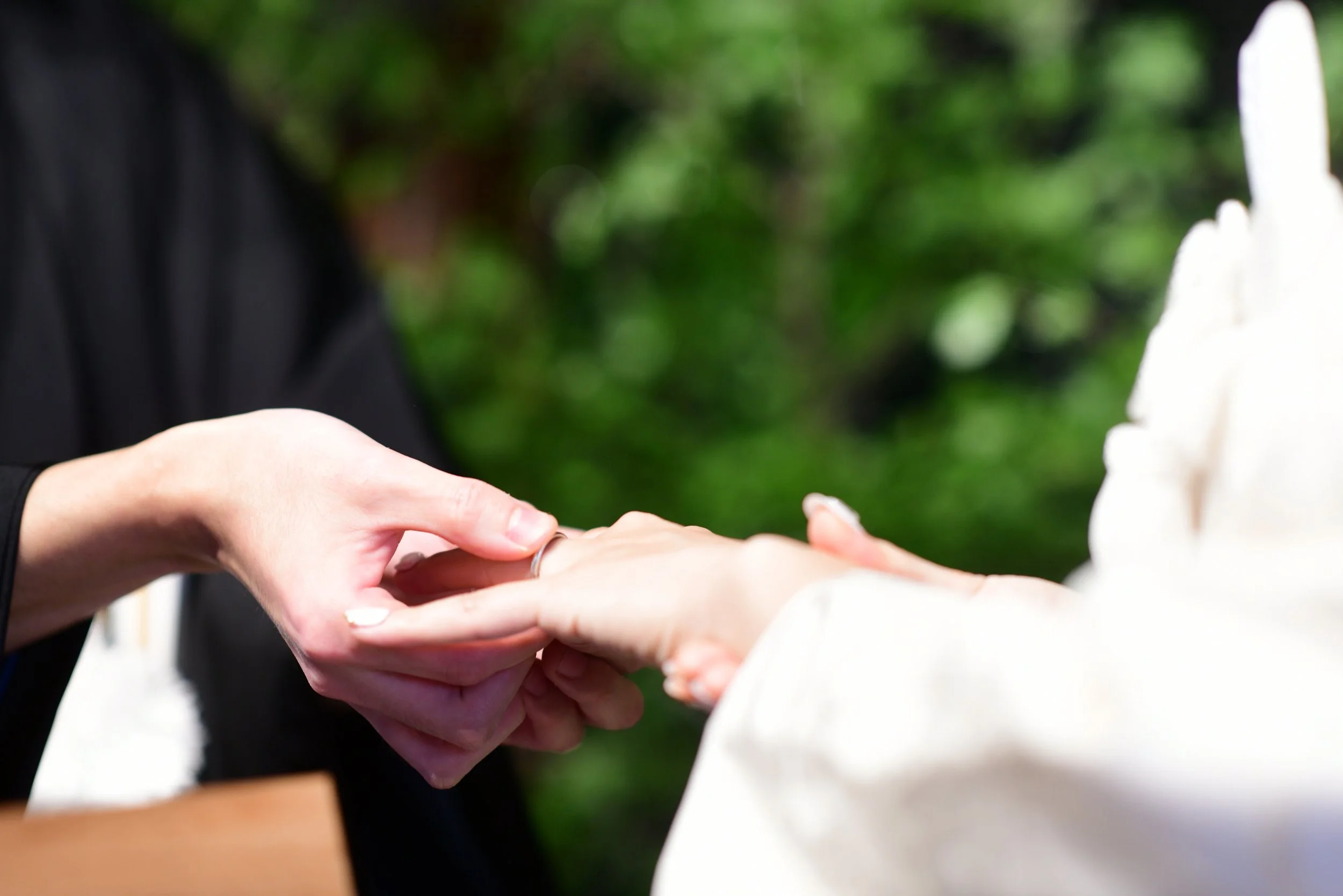 プロポーズで指輪以外に選択肢はある？喜ばれるプレゼントを徹底解説