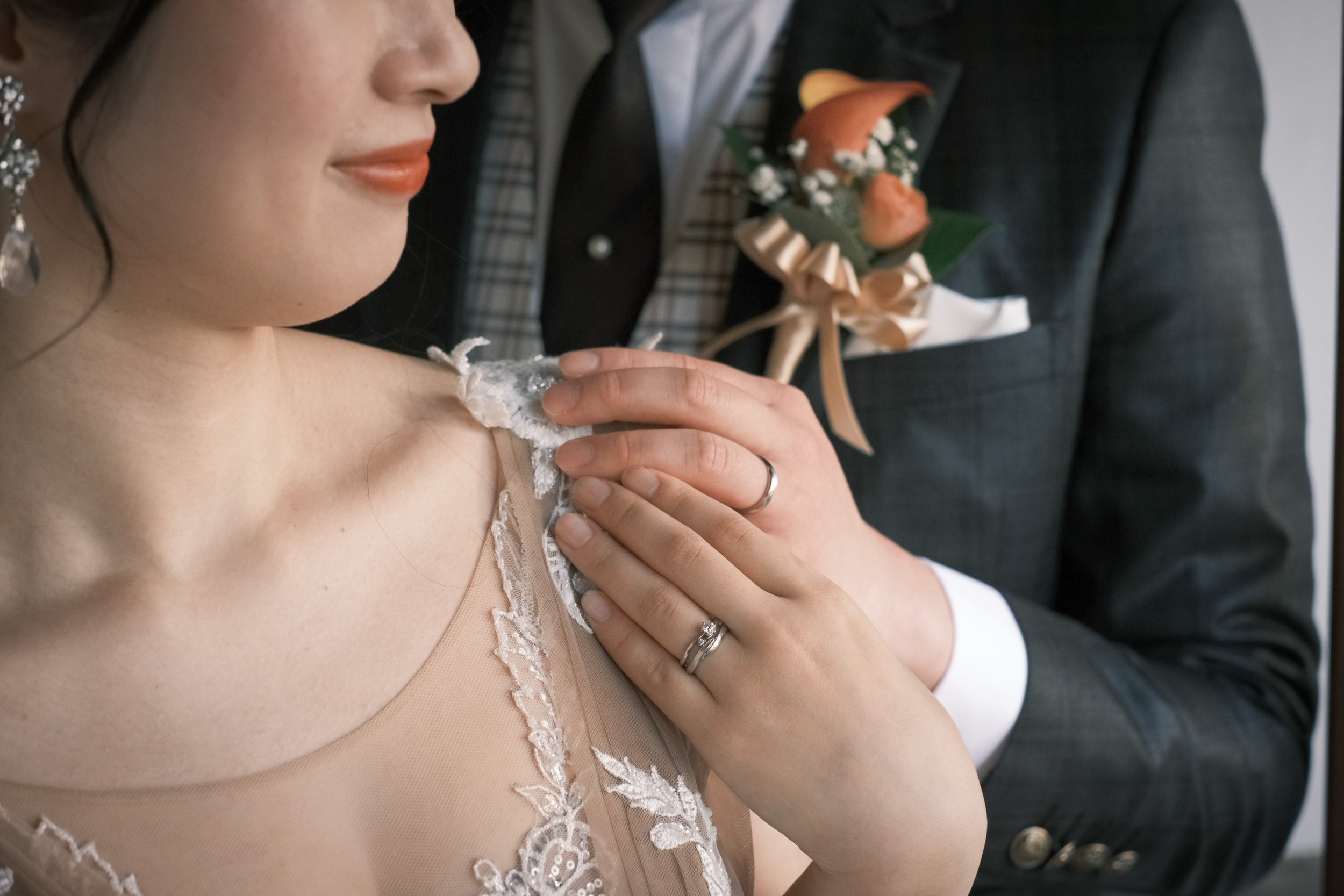 婚約指輪って何？由来や相場、結婚指輪との違いを解説