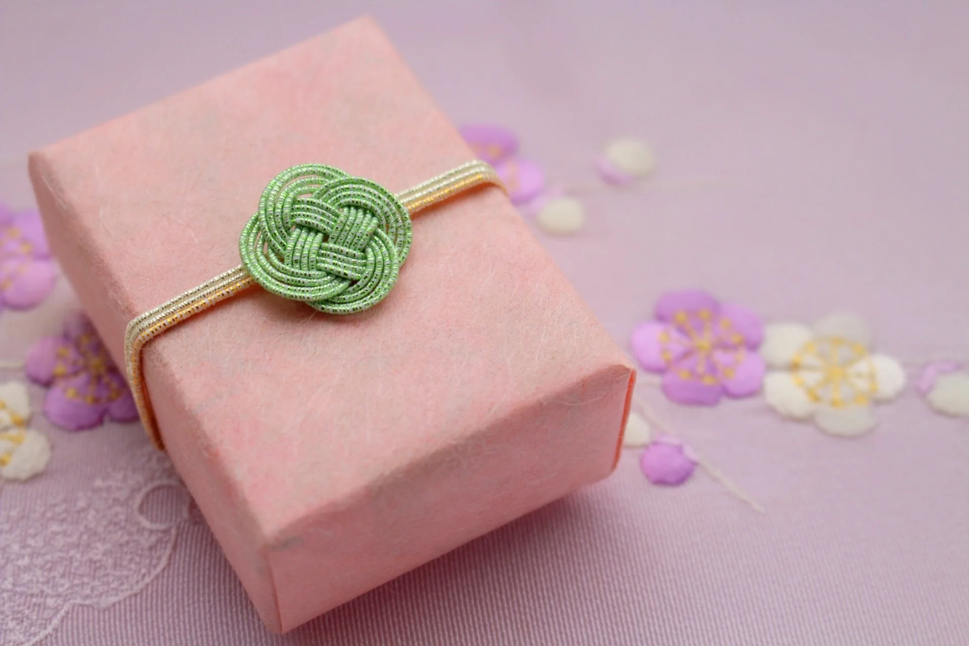 結婚式の引き出物はどう選ぶ？相場・マナー・選び方のポイントを解説