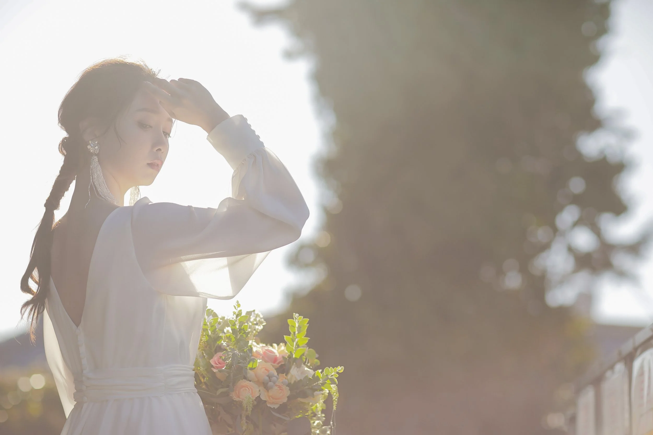 秋の結婚式に映えるウェディングドレス｜おすすめカラー＆デザイン